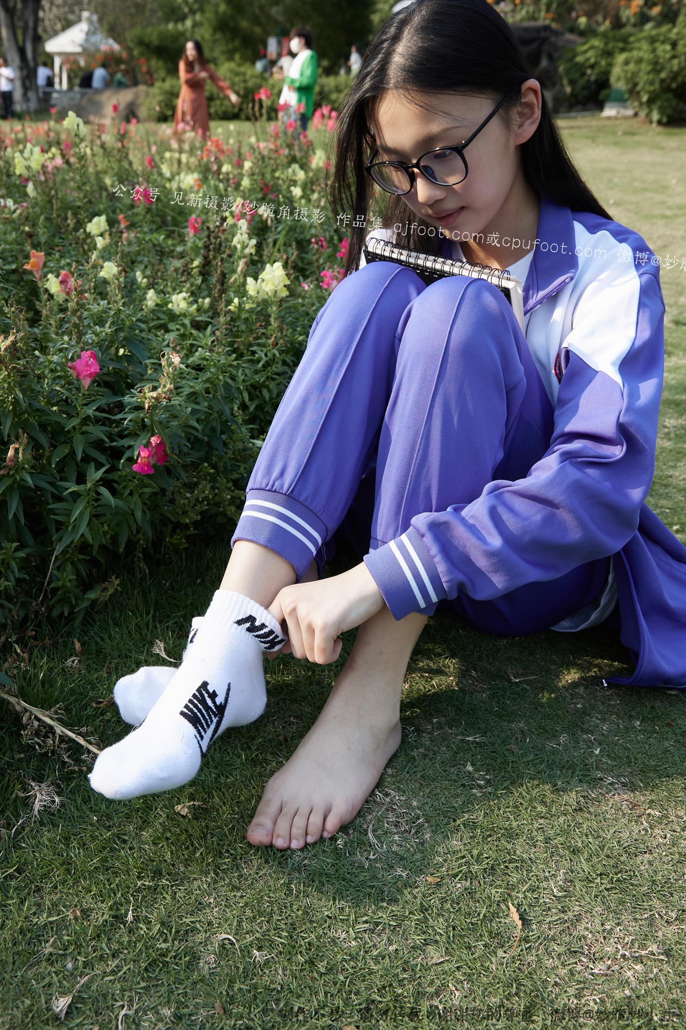 图片[65]-[见新摄影]NO.011 梦回学生时代 公园校服棉袜裸足[295P – 速更版-美库