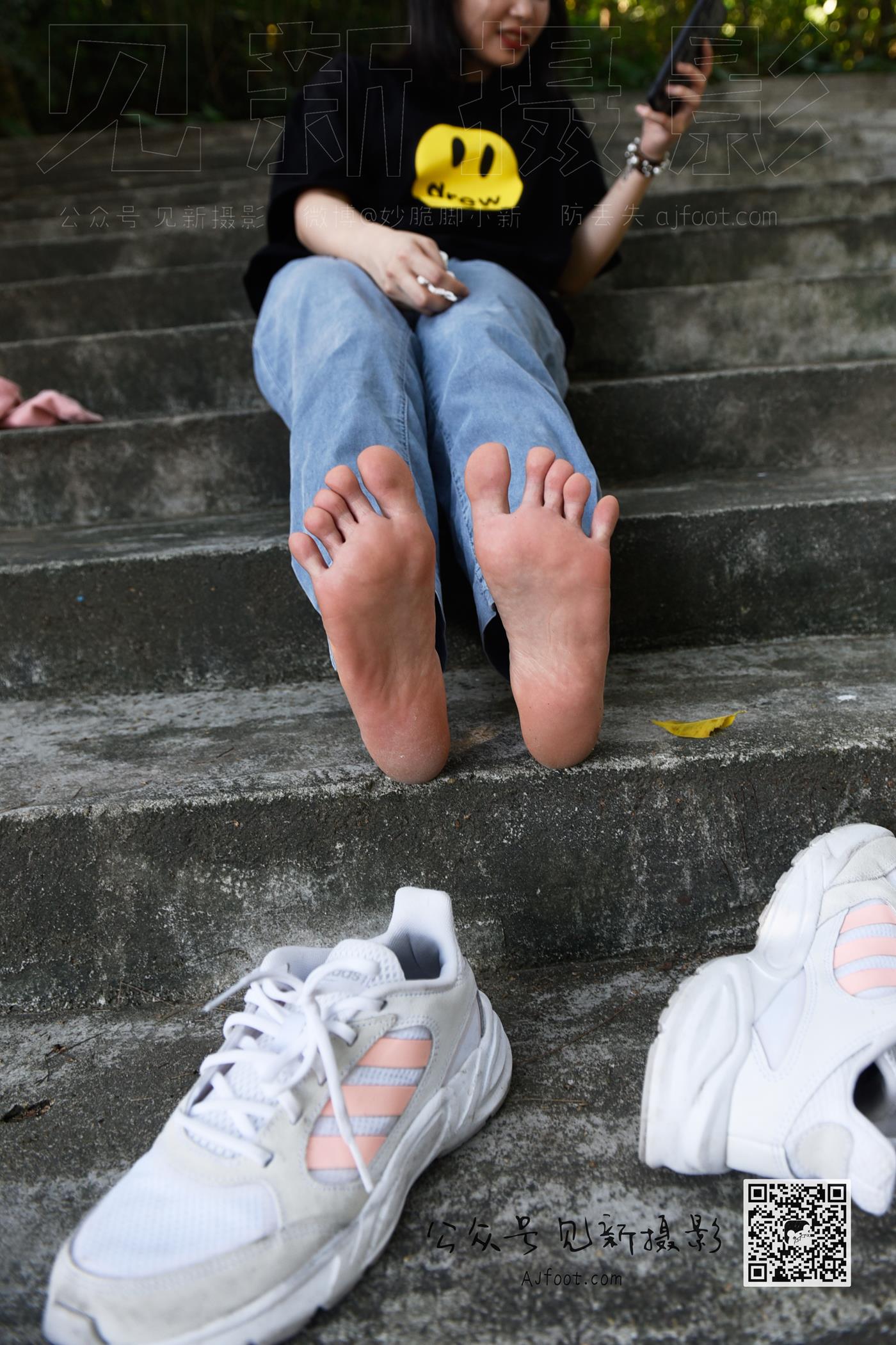 图片[13]-[见新摄影]NO.013 大学护理美女户外牛仔裤棉袜[63P] – 速更版-美库