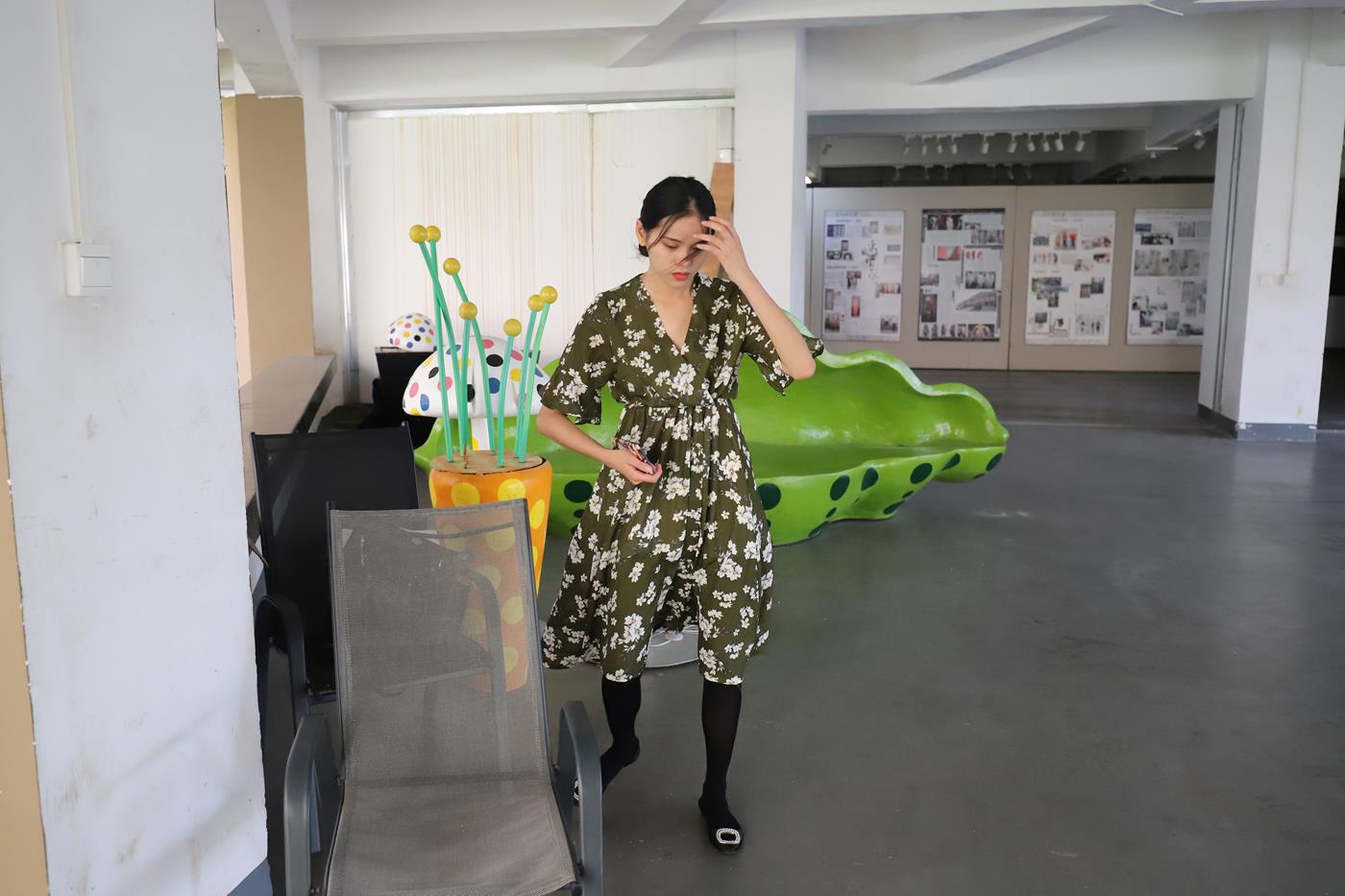 图片[15]-大西瓜爱牙膏-2019 9月活动 模特2（二） 黑丝碎花裙 (4) [85P] – 速更版-美库