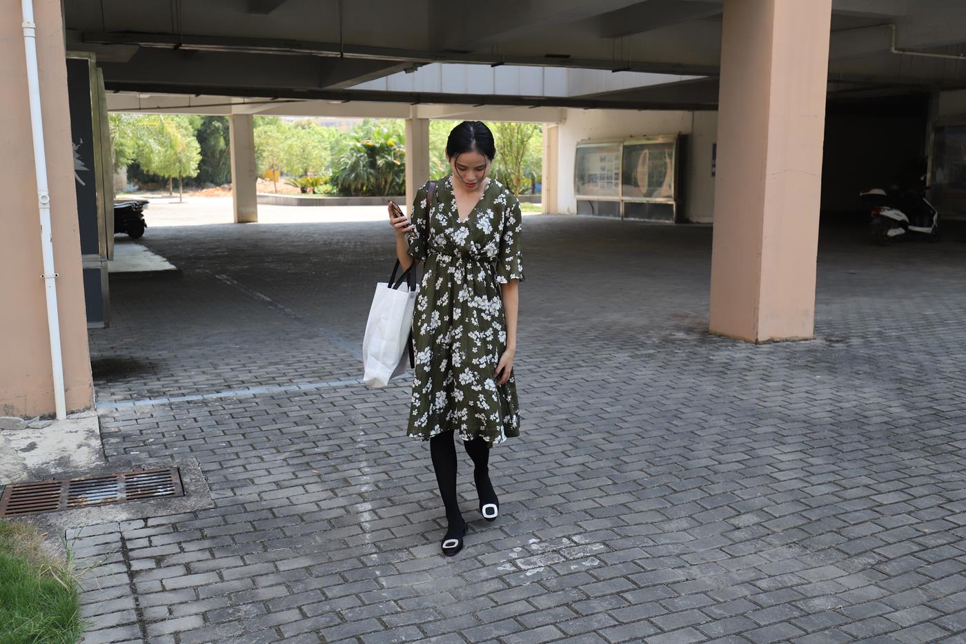 图片[81]-大西瓜爱牙膏-2019 9月活动 模特2（二） 黑丝碎花裙 (4) [85P] – 速更版-美库