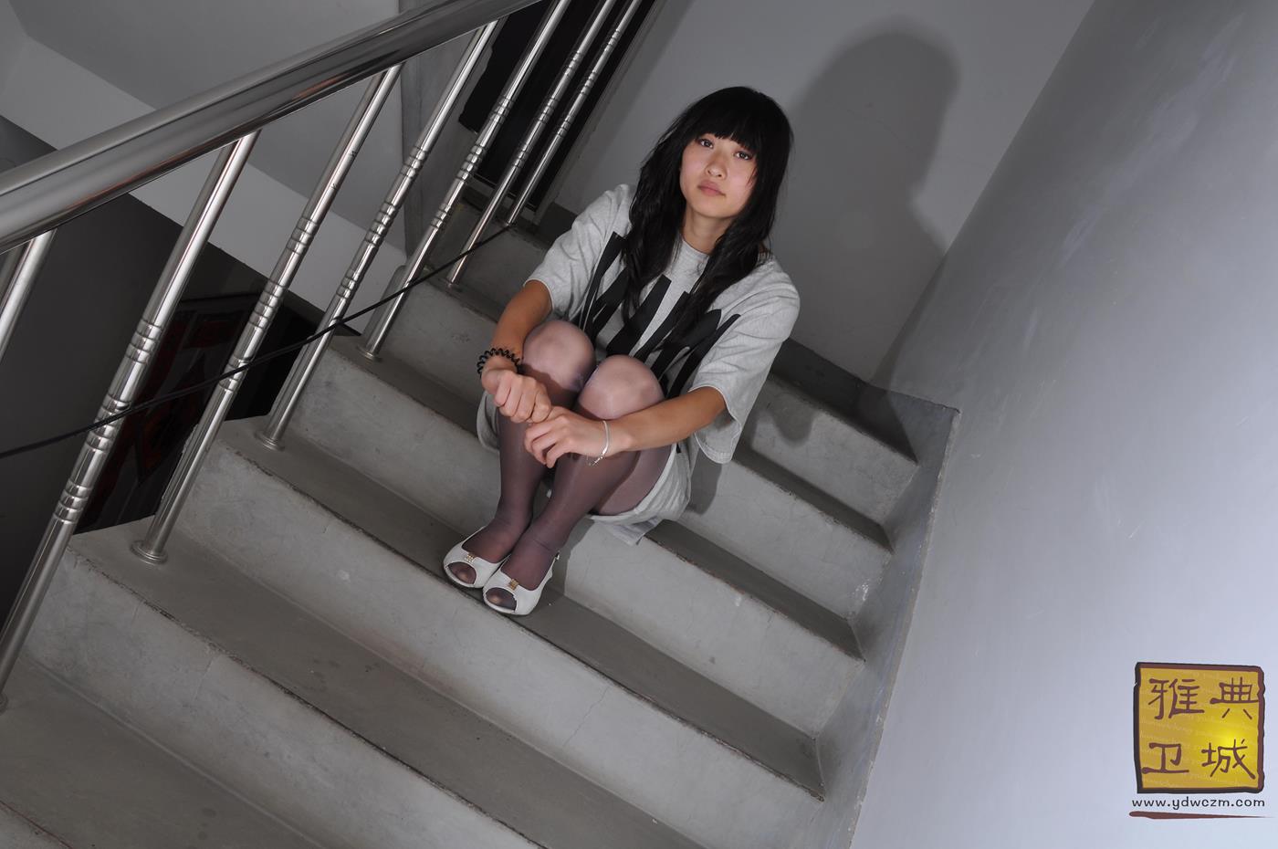 图片[31]-雅典卫城  楼梯间发呆的小姐姐 2010-005 (3) [79P] – 速更版-美库