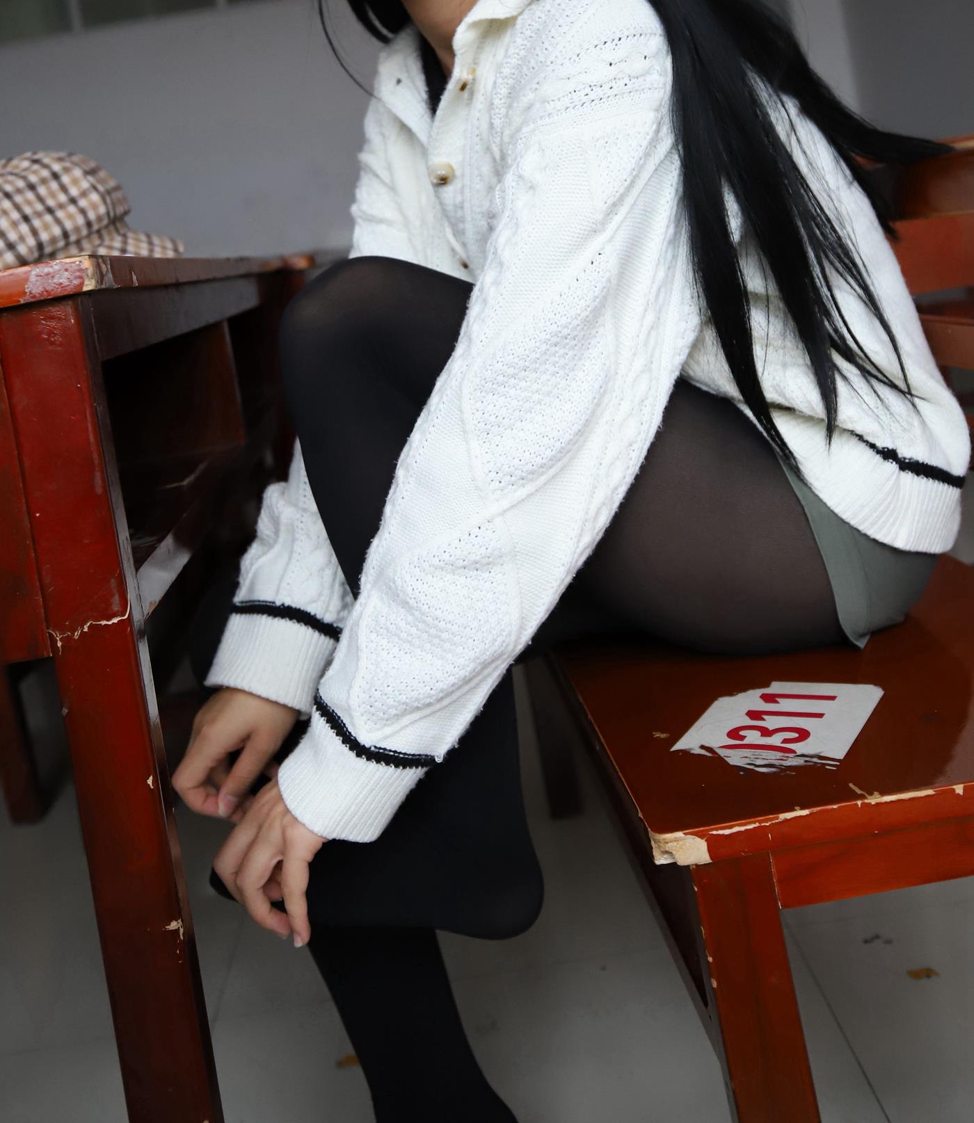 图片[83]-大西瓜爱牙膏-2019 11X活动 模特3（三） 教室黑丝厚长袜 (1) [84P] – 速更版-美库