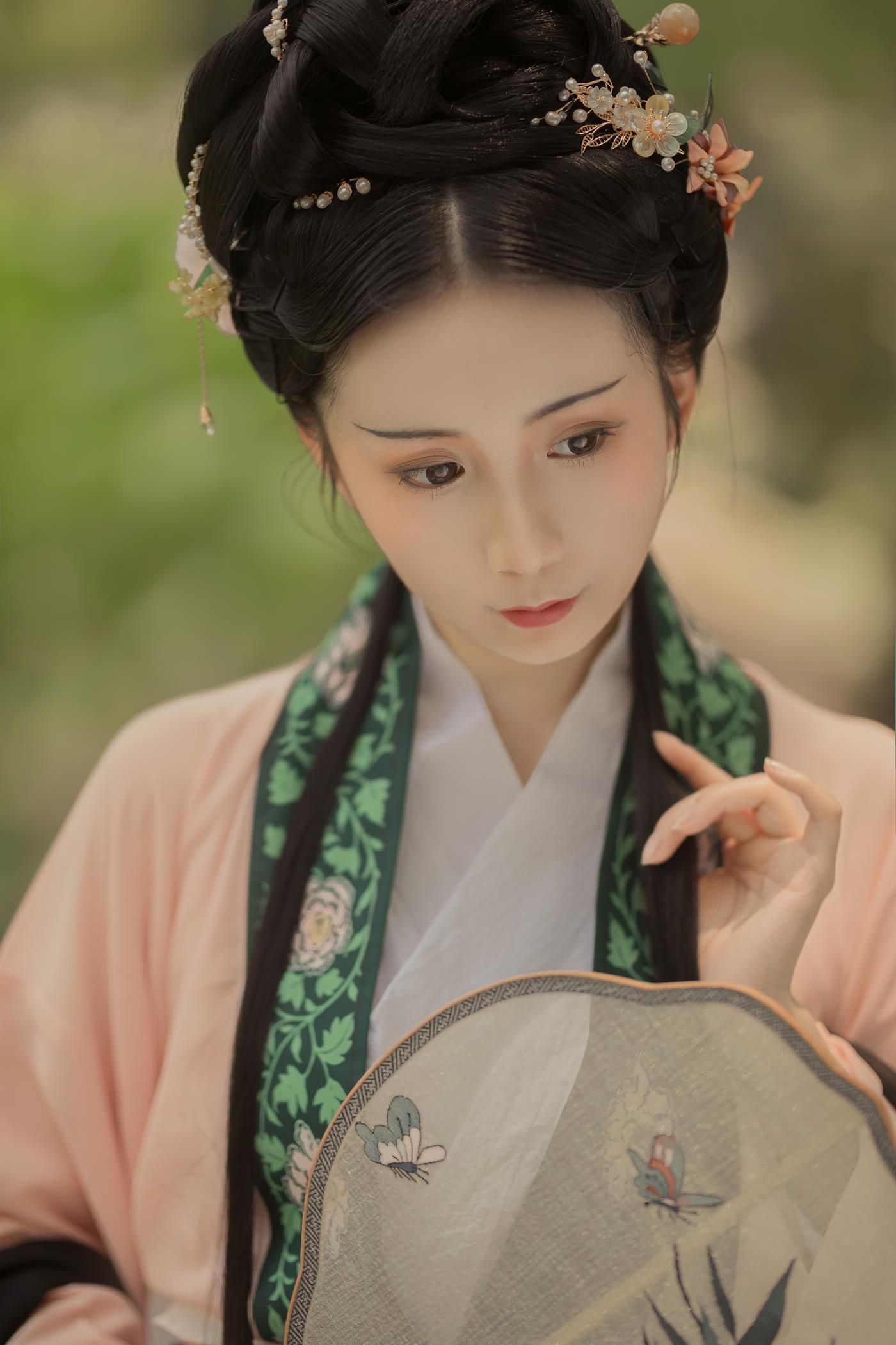 [YITUYU艺图语] 2021.12.23 荷叶罗裙 绿绿子 [21P] - 速更版-艺库