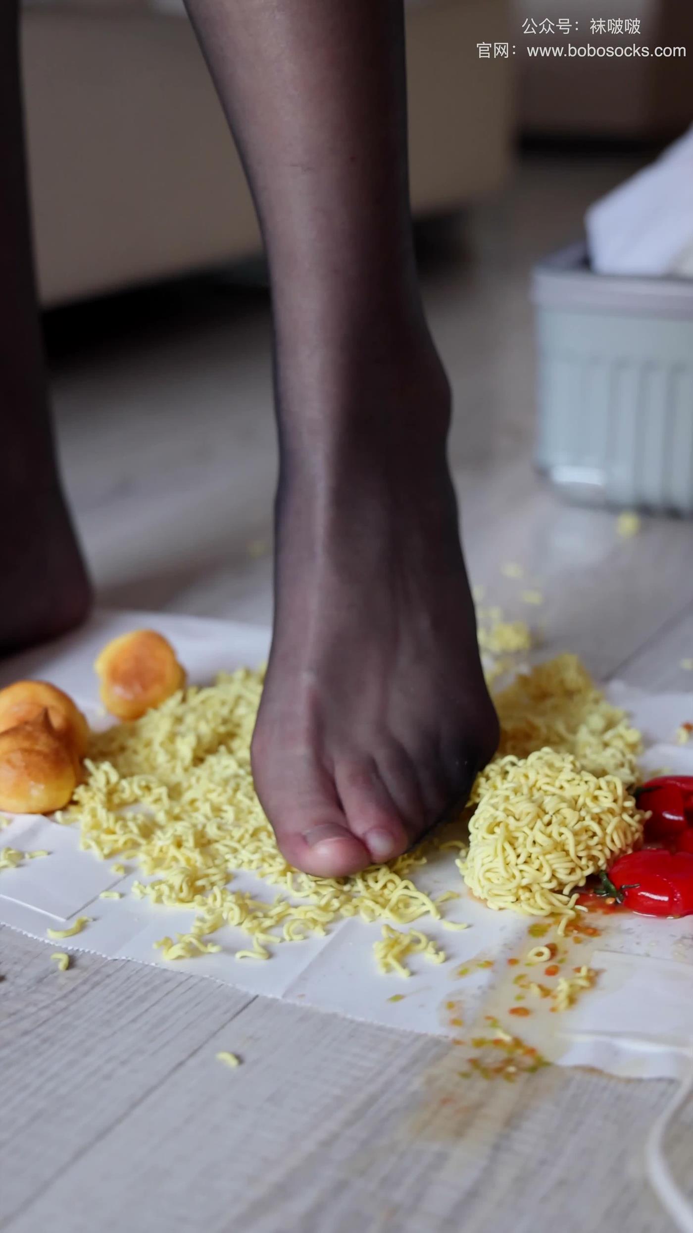 图片[20]-[BoBoSocks袜啵啵]积分限定作品 NO.003 小甜豆-小魔女装、高跟凉鞋、油亮黑丝、踩东西剧情[39P] – 速更版-美库