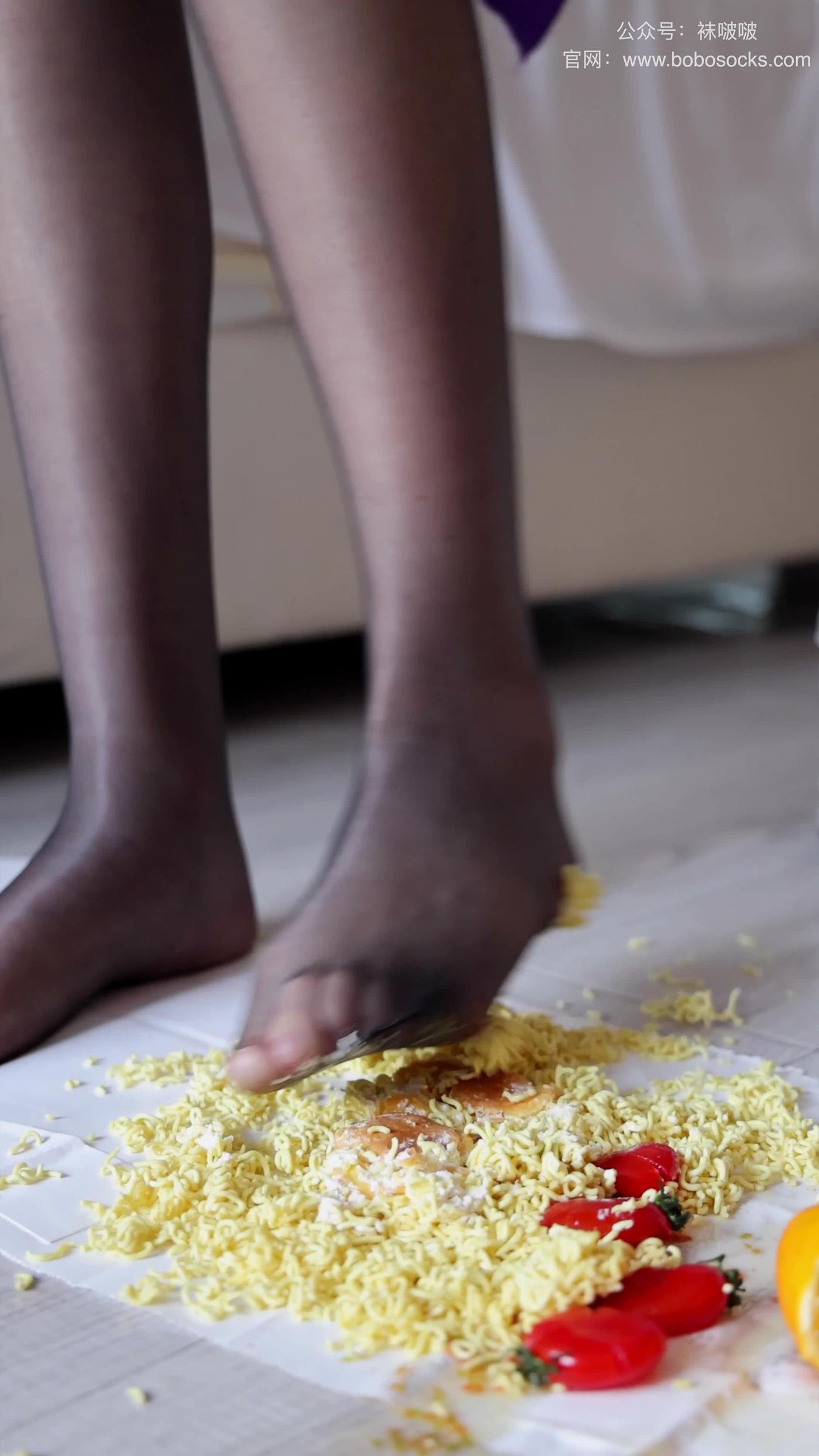 图片[25]-[BoBoSocks袜啵啵]积分限定作品 NO.003 小甜豆-小魔女装、高跟凉鞋、油亮黑丝、踩东西剧情[39P] – 速更版-美库