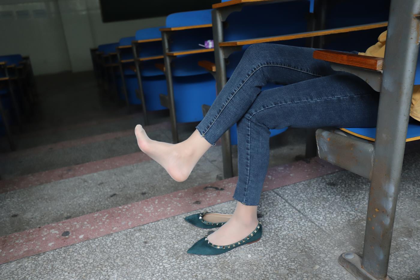 图片[28]-大西瓜爱牙膏-2020 01X活动 模特1（一） 教室牛仔裤里丝 (1) [84P] – 速更版-美库