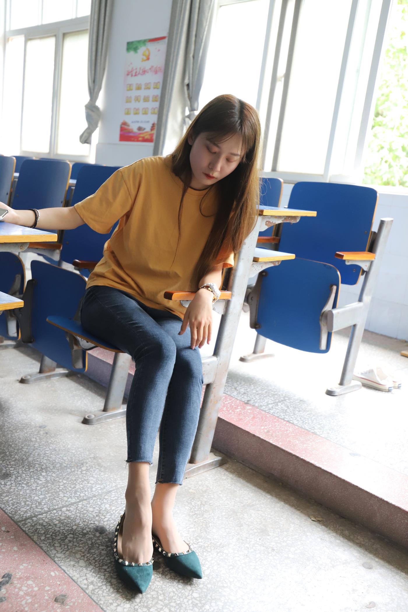 图片[29]-大西瓜爱牙膏-2020 01X活动 模特1（一） 教室牛仔裤里丝 (1) [84P] – 速更版-美库