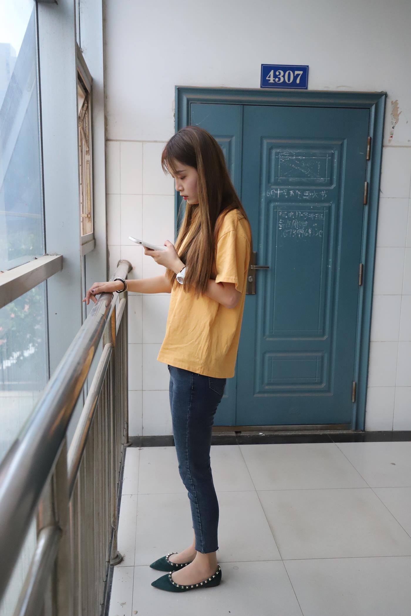 图片[32]-大西瓜爱牙膏-2020 01X活动 模特1（一） 教室牛仔裤里丝 (1) [84P] – 速更版-美库