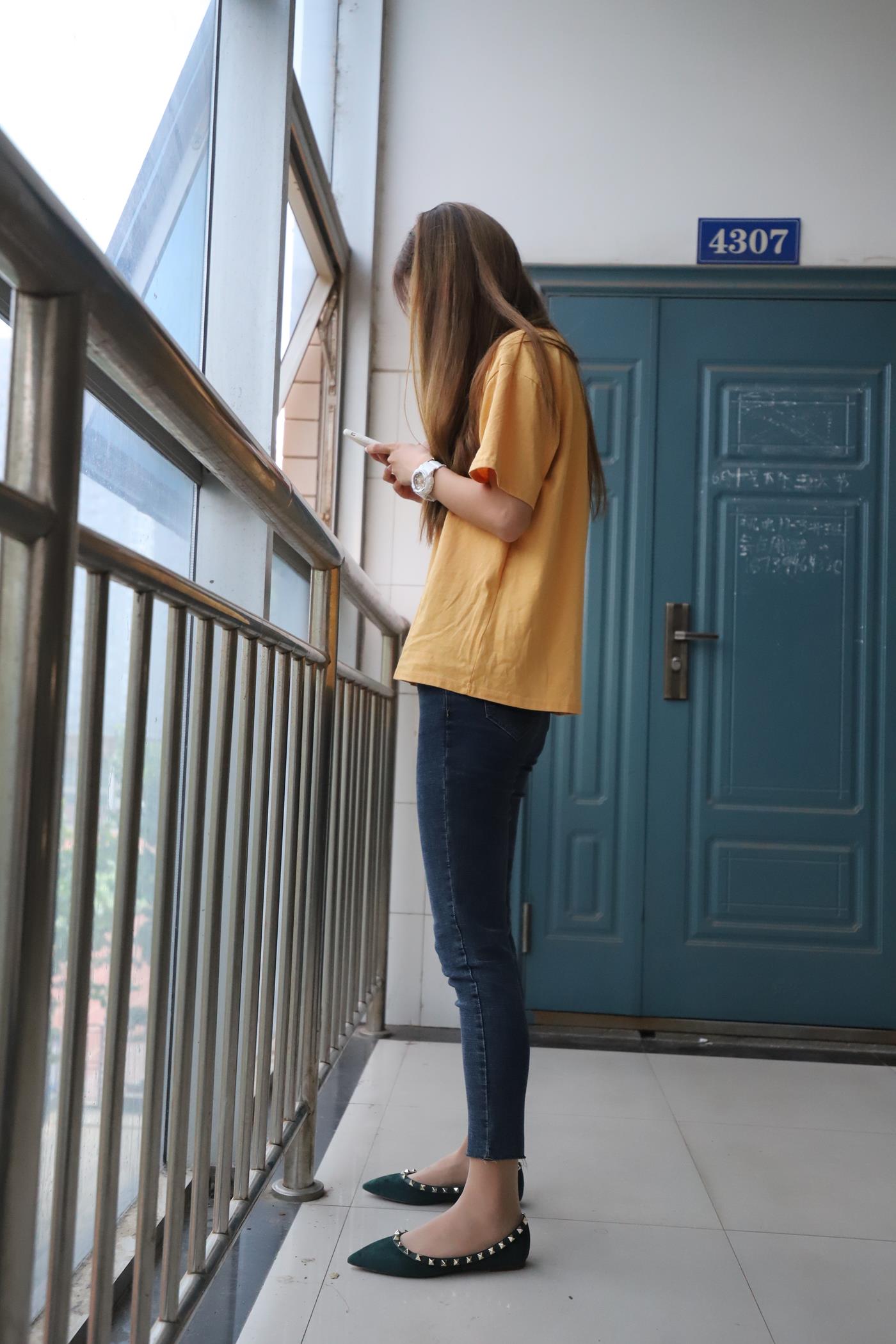 图片[33]-大西瓜爱牙膏-2020 01X活动 模特1（一） 教室牛仔裤里丝 (1) [84P] – 速更版-美库