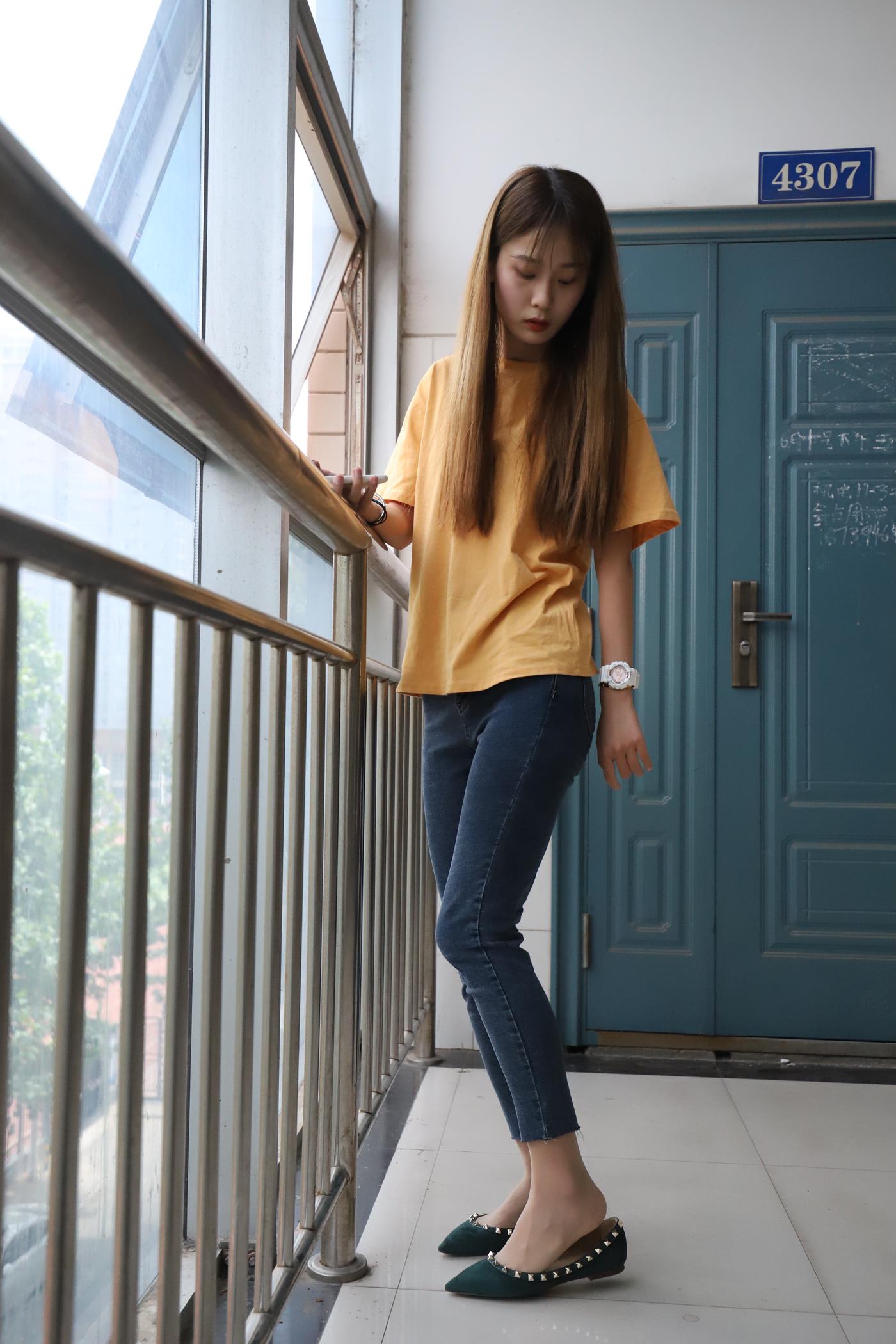 图片[42]-大西瓜爱牙膏-2020 01X活动 模特1（一） 教室牛仔裤里丝 (1) [84P] – 速更版-美库