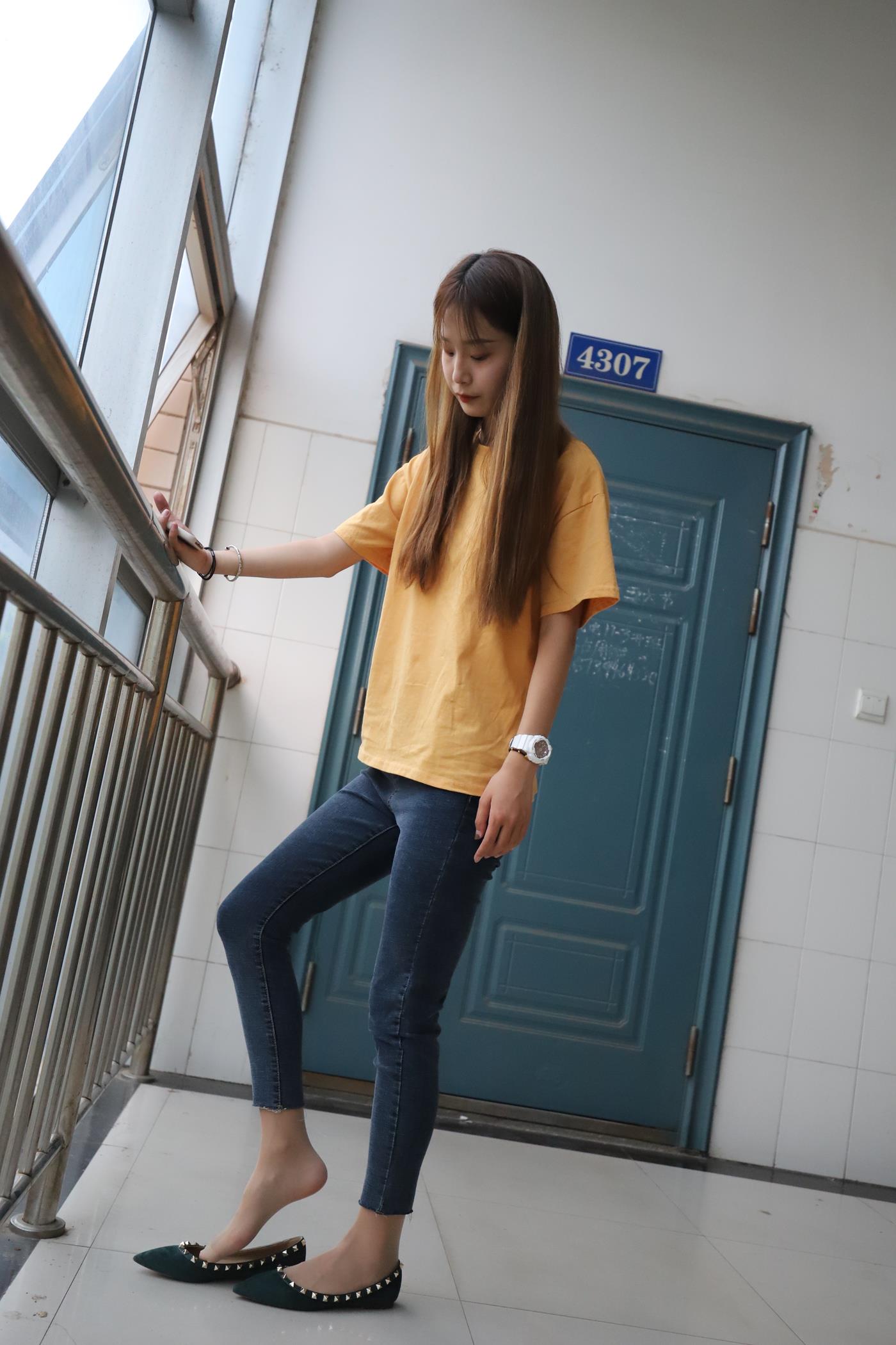 图片[52]-大西瓜爱牙膏-2020 01X活动 模特1（一） 教室牛仔裤里丝 (1) [84P] – 速更版-美库