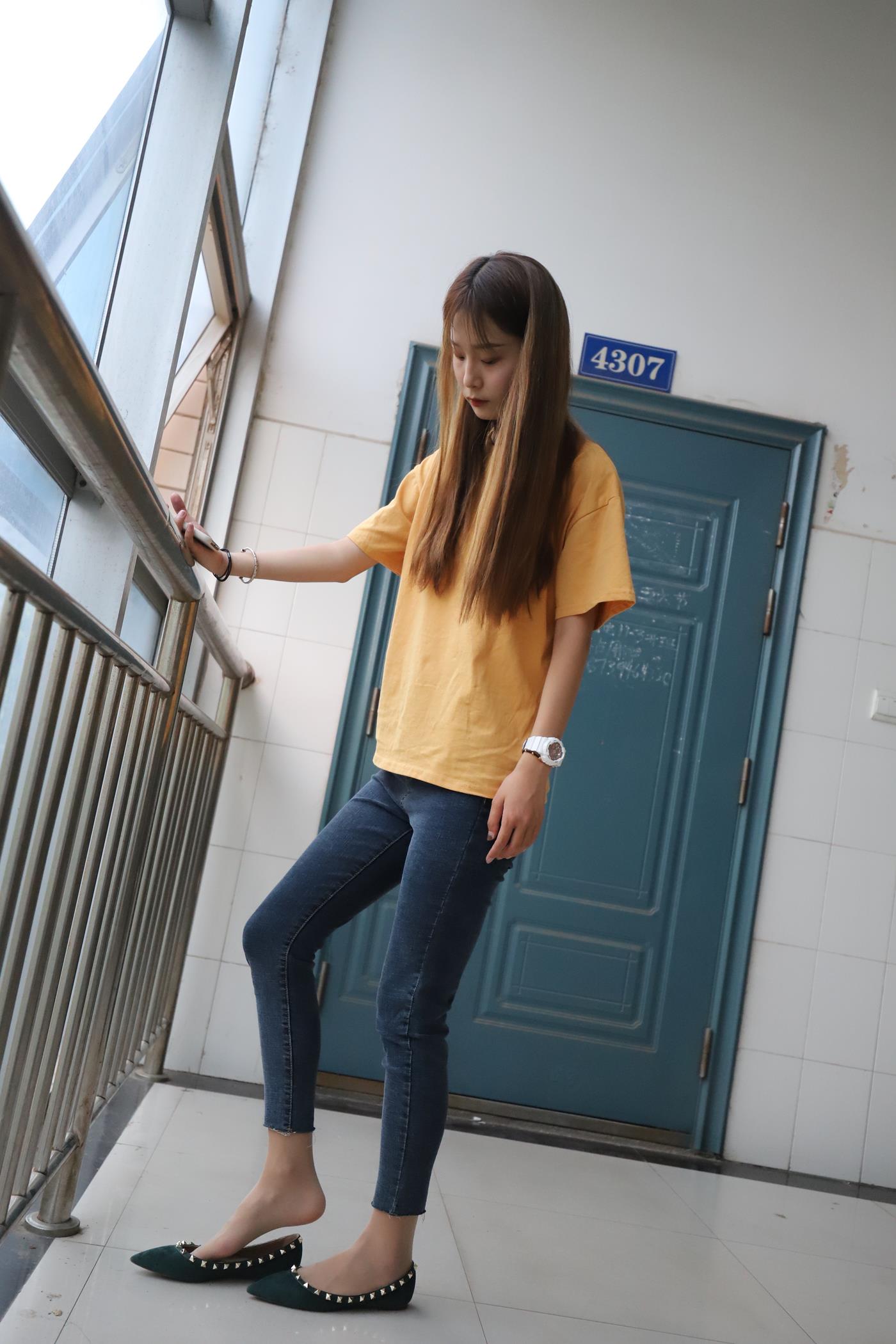 图片[53]-大西瓜爱牙膏-2020 01X活动 模特1（一） 教室牛仔裤里丝 (1) [84P] – 速更版-美库