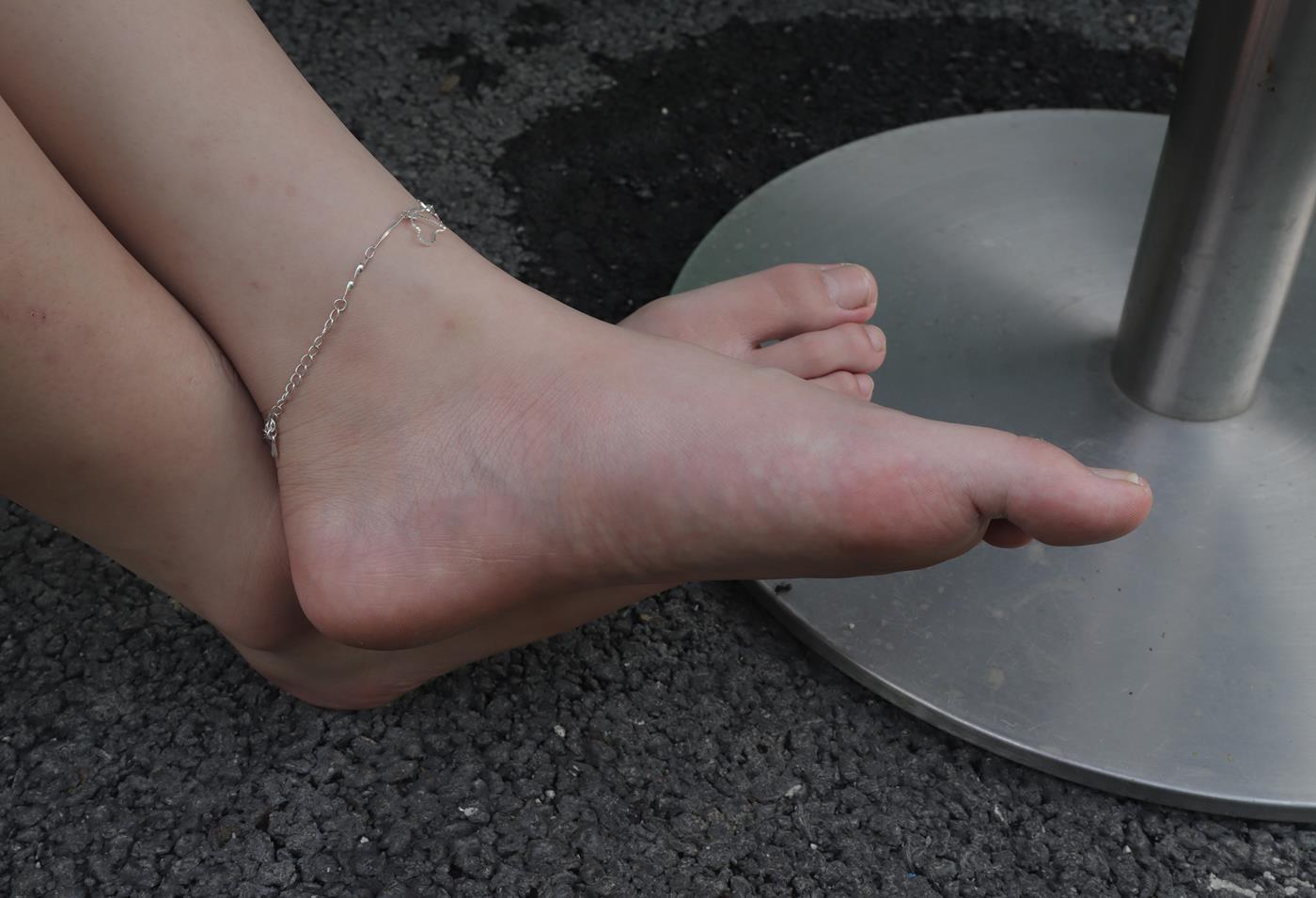 图片[34]-Pary摄影 NO.002 大学生女神素萍的38码修长美脚 (1) [84P] – 速更版-美库