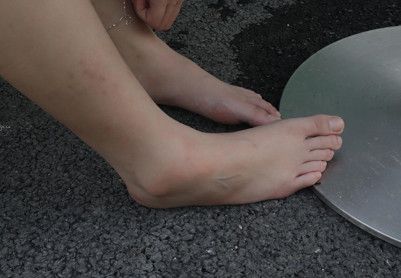 图片[35]-Pary摄影 NO.002 大学生女神素萍的38码修长美脚 (1) [84P] – 速更版-美库