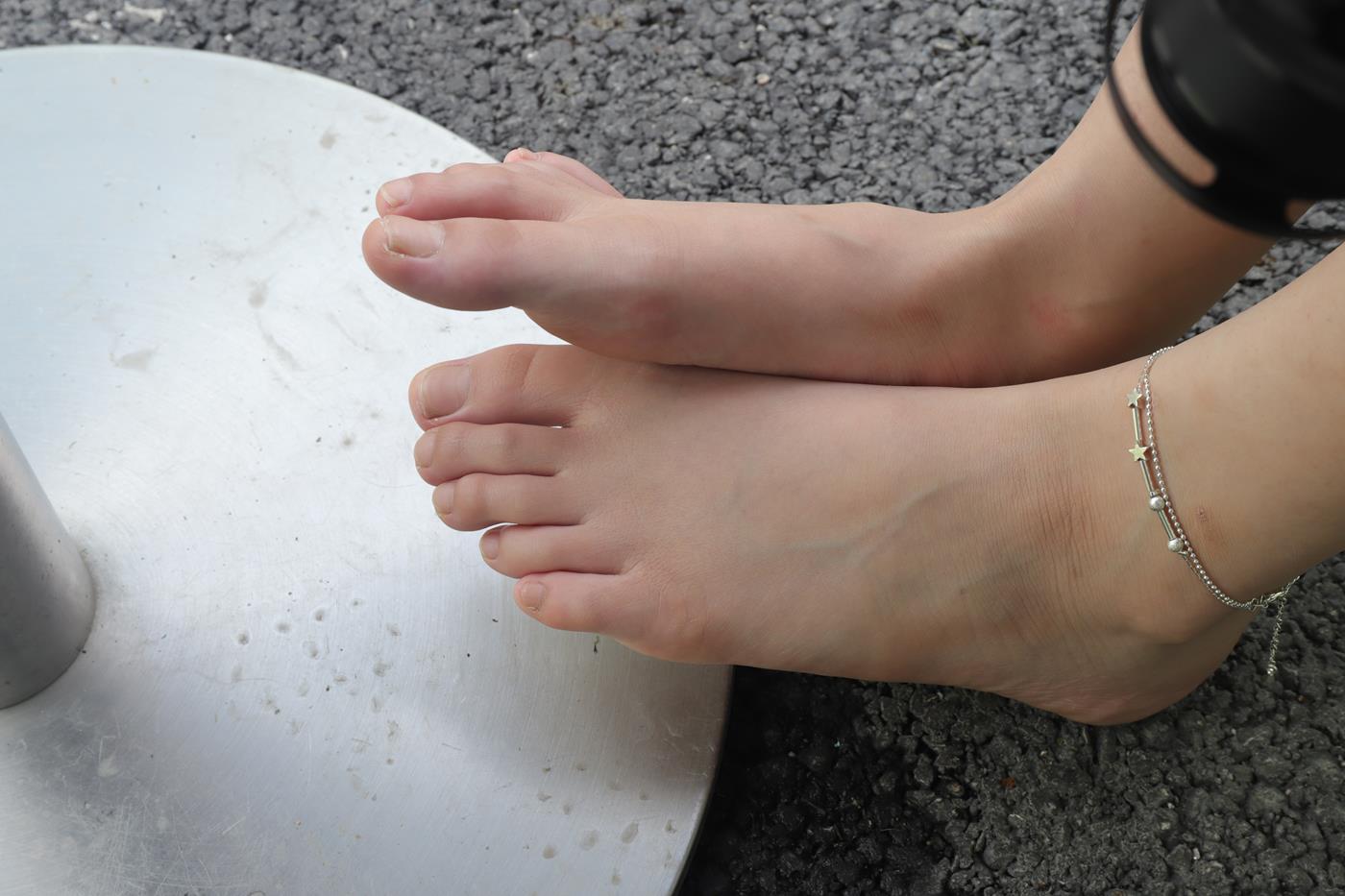 图片[85]-Pary摄影 NO.002 大学生女神素萍的38码修长美脚 (1) [84P] – 速更版-美库