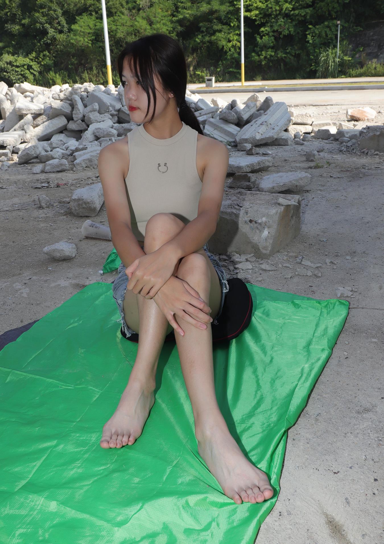 图片[24]-Pary摄影 NO.021 极品美女校花思思全程赤脚拍照后亮出脏脚底 (1）[64P] – 速更版-美库