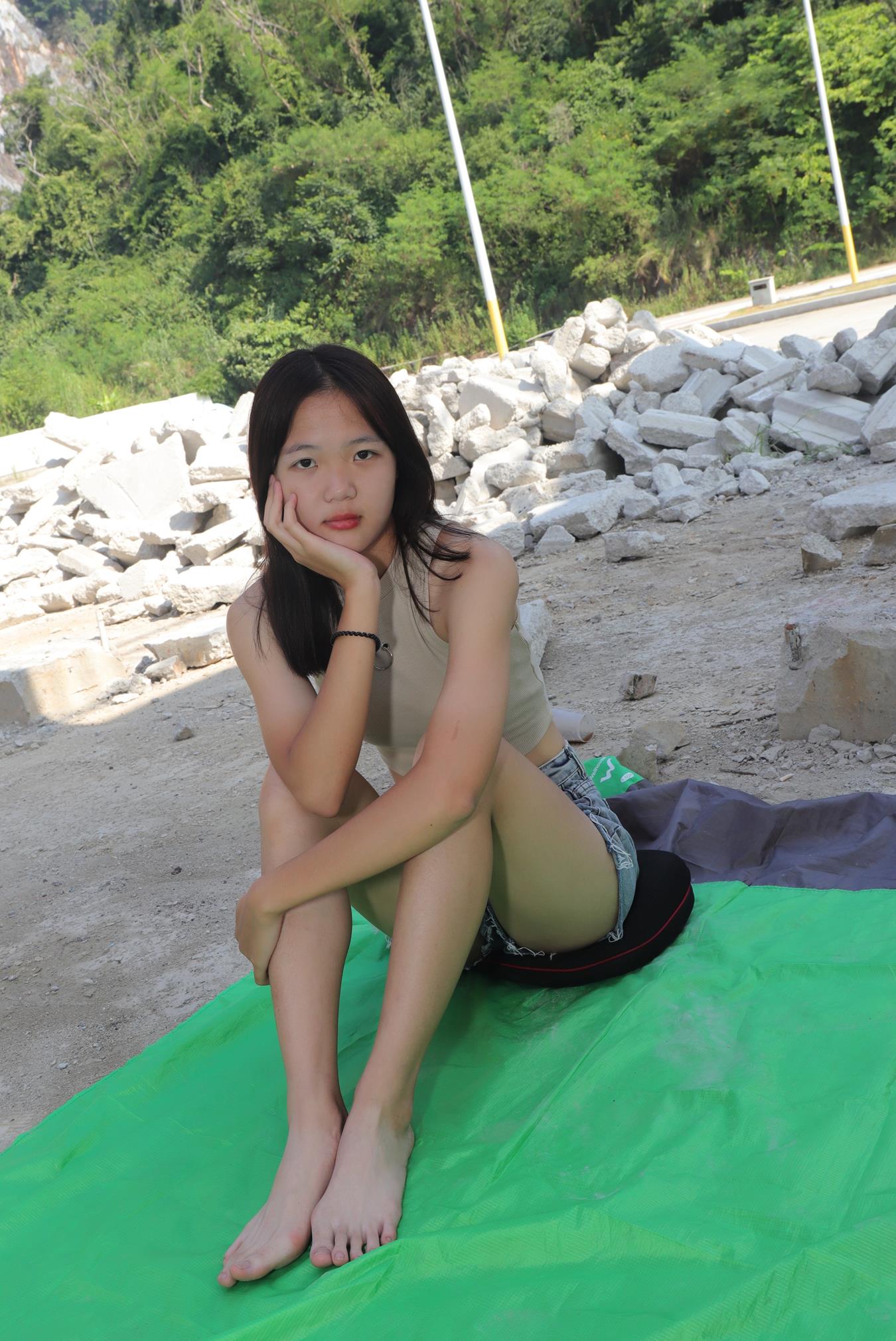 图片[51]-Pary摄影 NO.021 极品美女校花思思全程赤脚拍照后亮出脏脚底 (1）[64P] – 速更版-美库