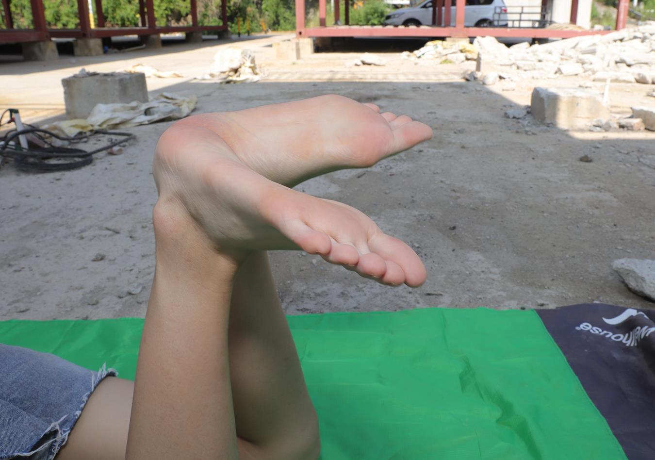 图片[53]-Pary摄影 NO.021 极品美女校花思思全程赤脚拍照后亮出脏脚底 (1）[64P] – 速更版-美库