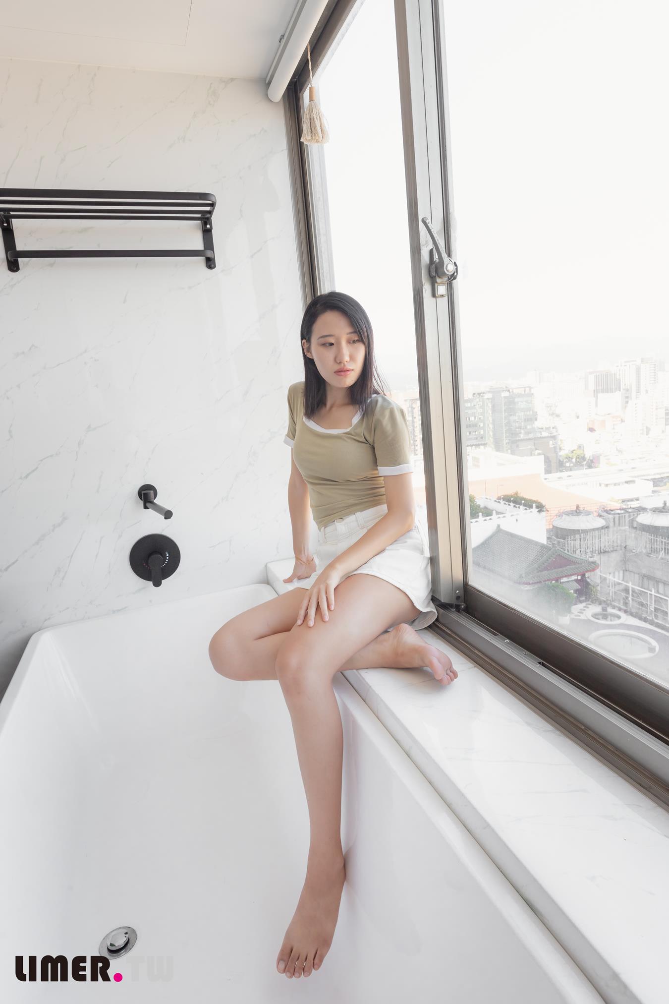 图片[53]-Limerence原创 NO.014 学生素人Sarah裸足首作 (1) [92P] – 速更版-美库