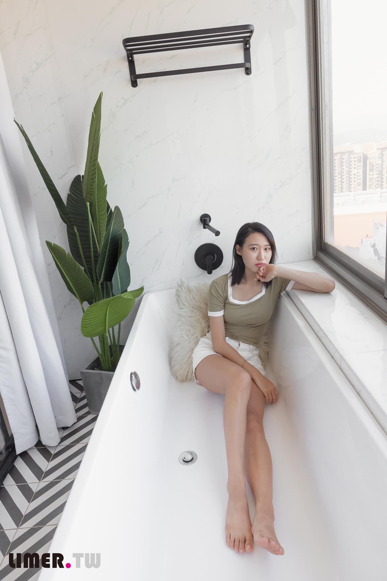 图片[67]-Limerence原创 NO.014 学生素人Sarah裸足首作 (1) [92P] – 速更版-美库