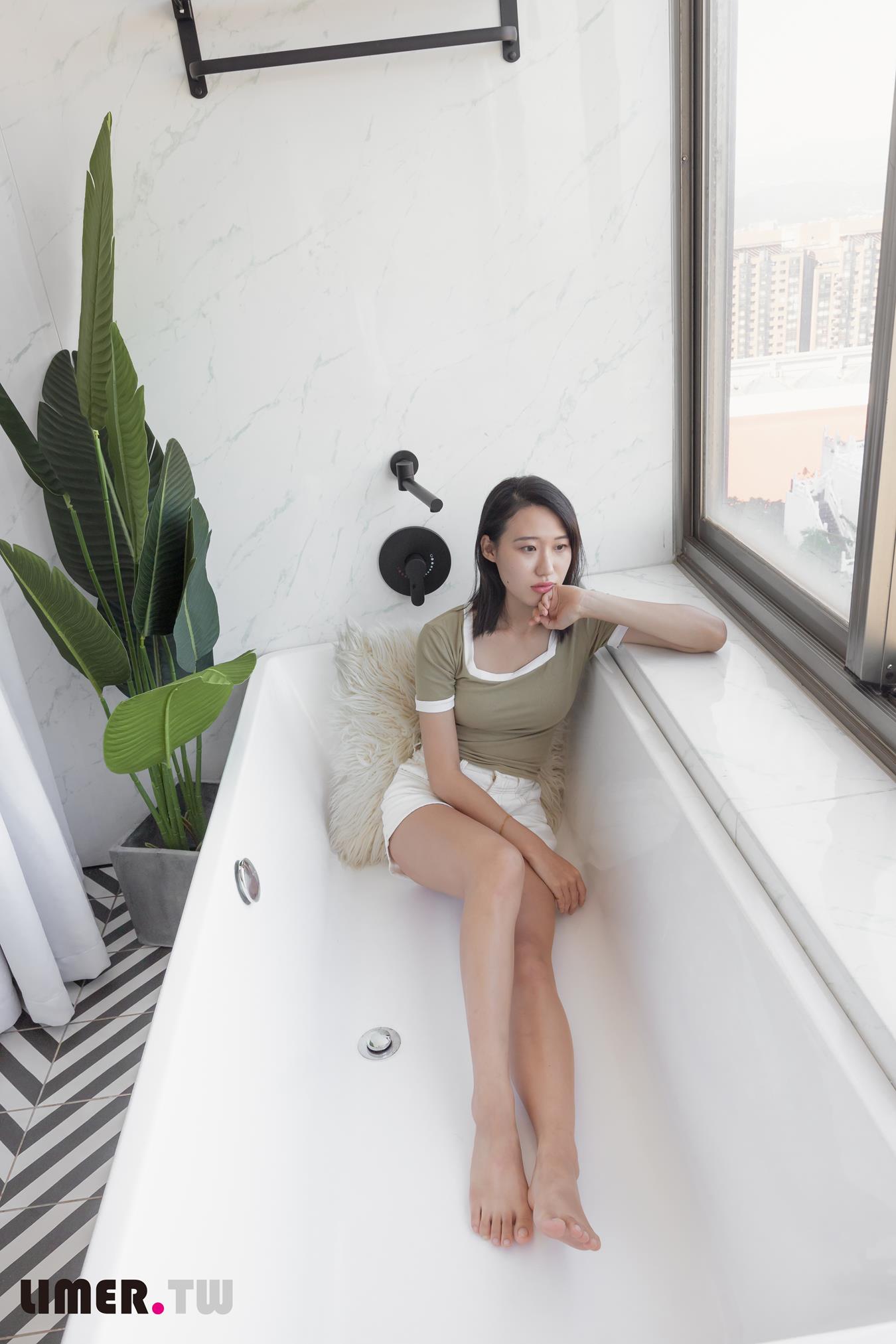 图片[68]-Limerence原创 NO.014 学生素人Sarah裸足首作 (1) [92P] – 速更版-美库