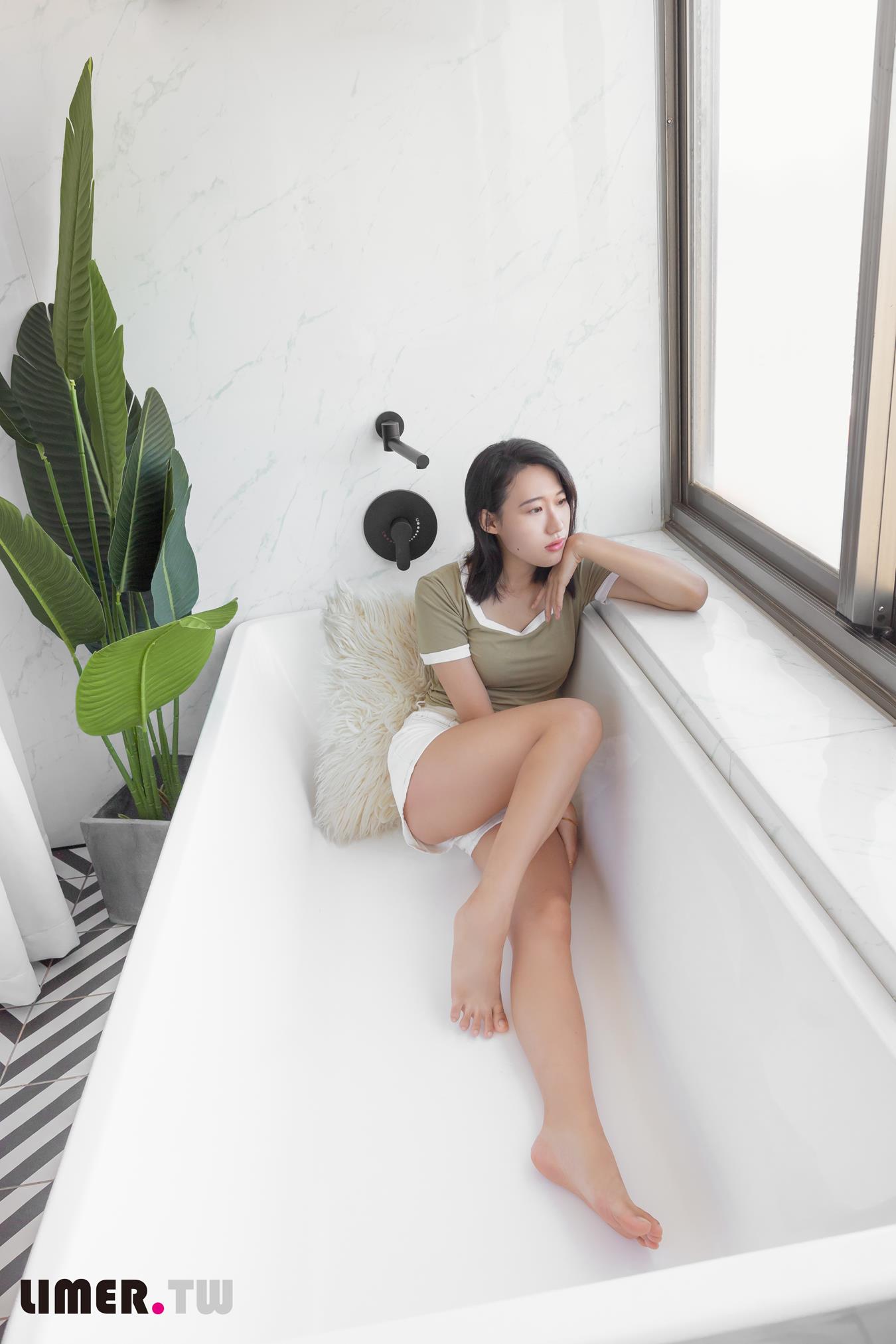 图片[69]-Limerence原创 NO.014 学生素人Sarah裸足首作 (1) [92P] – 速更版-美库