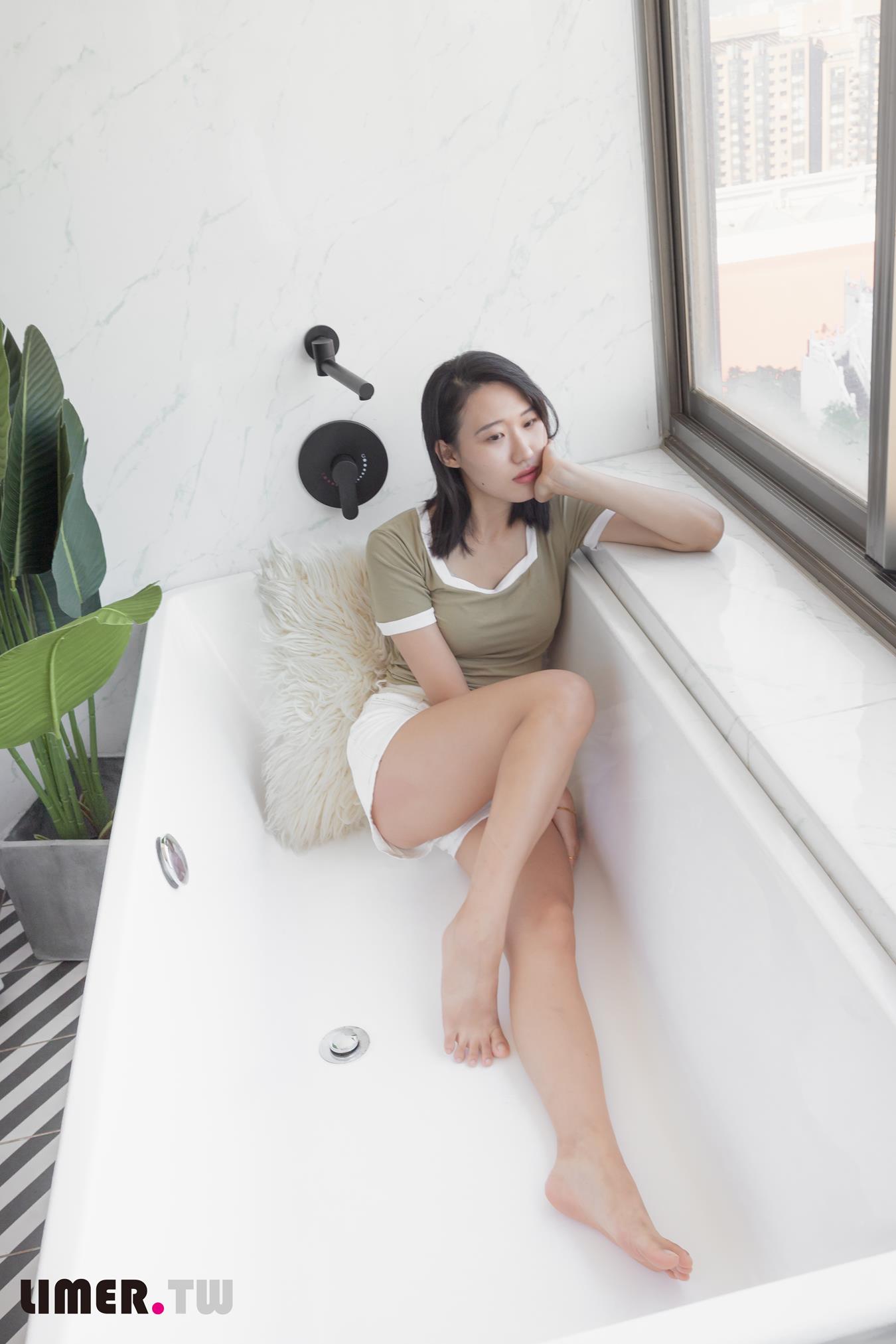 图片[71]-Limerence原创 NO.014 学生素人Sarah裸足首作 (1) [92P] – 速更版-美库