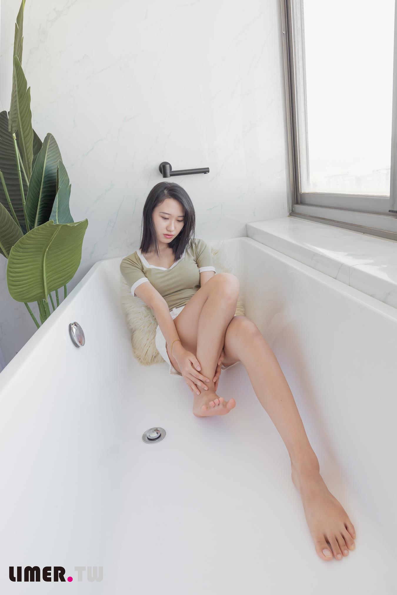 图片[81]-Limerence原创 NO.014 学生素人Sarah裸足首作 (1) [92P] – 速更版-美库