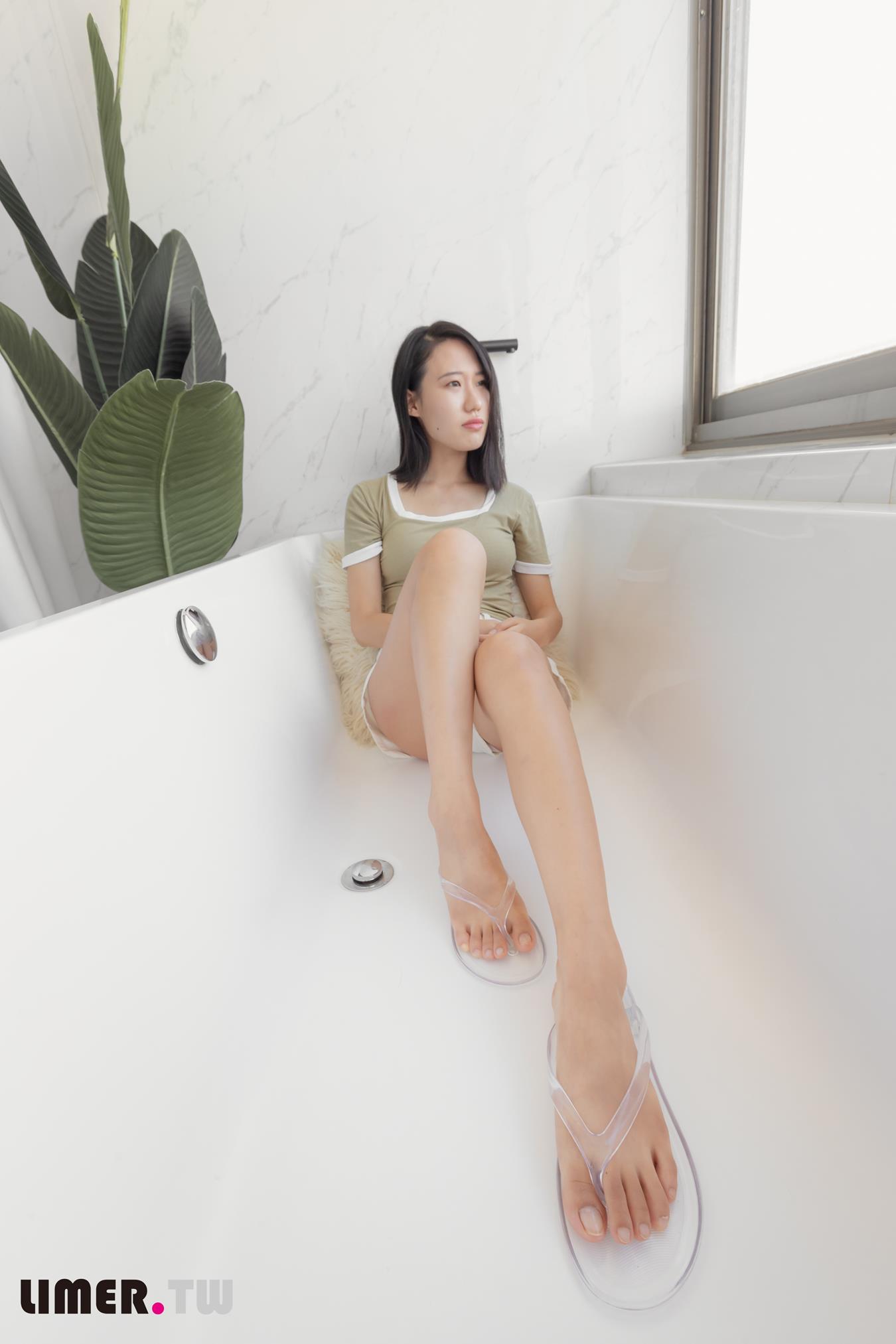 图片[91]-Limerence原创 NO.014 学生素人Sarah裸足首作 (1) [92P] – 速更版-美库