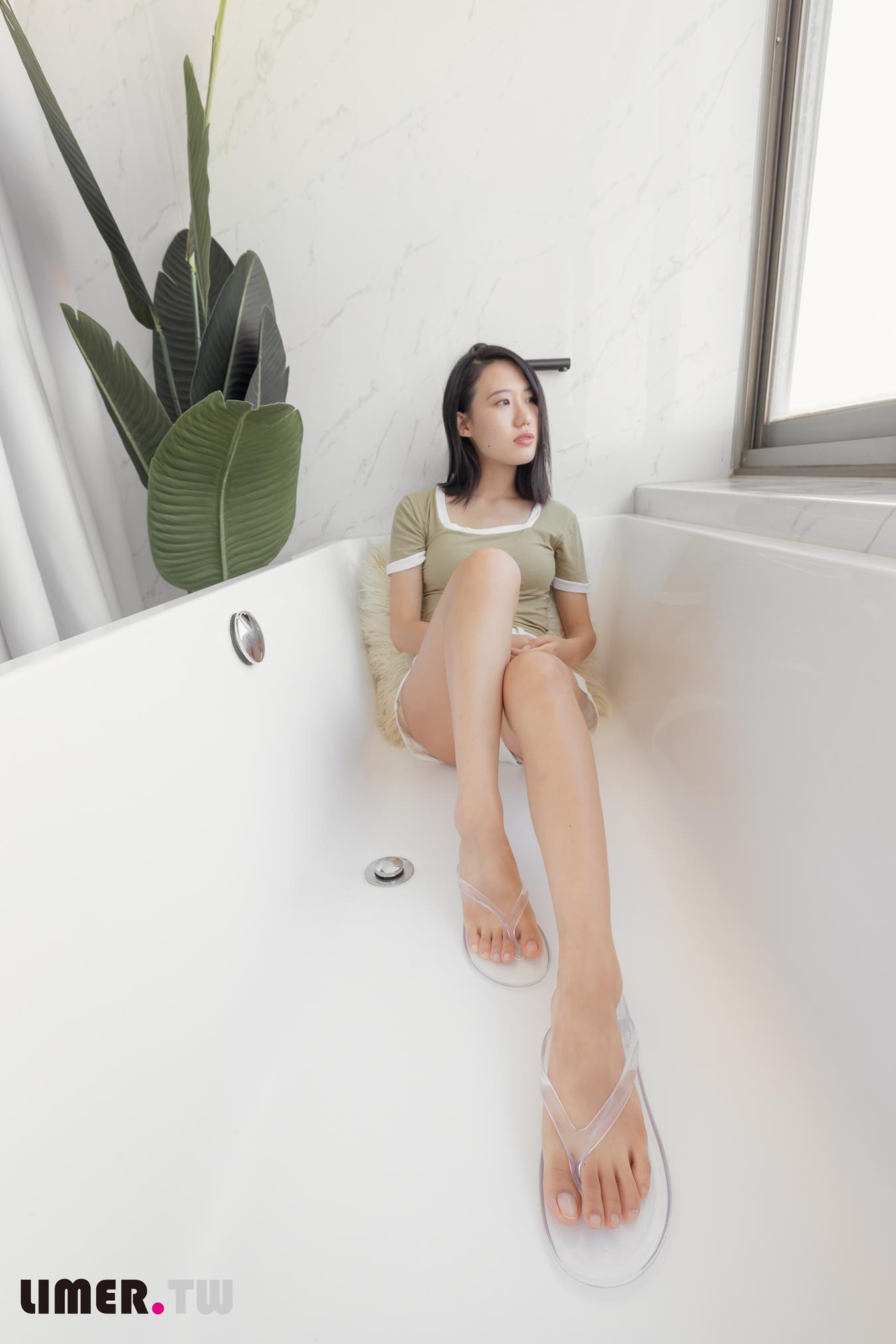 图片[92]-Limerence原创 NO.014 学生素人Sarah裸足首作 (1) [92P] – 速更版-美库