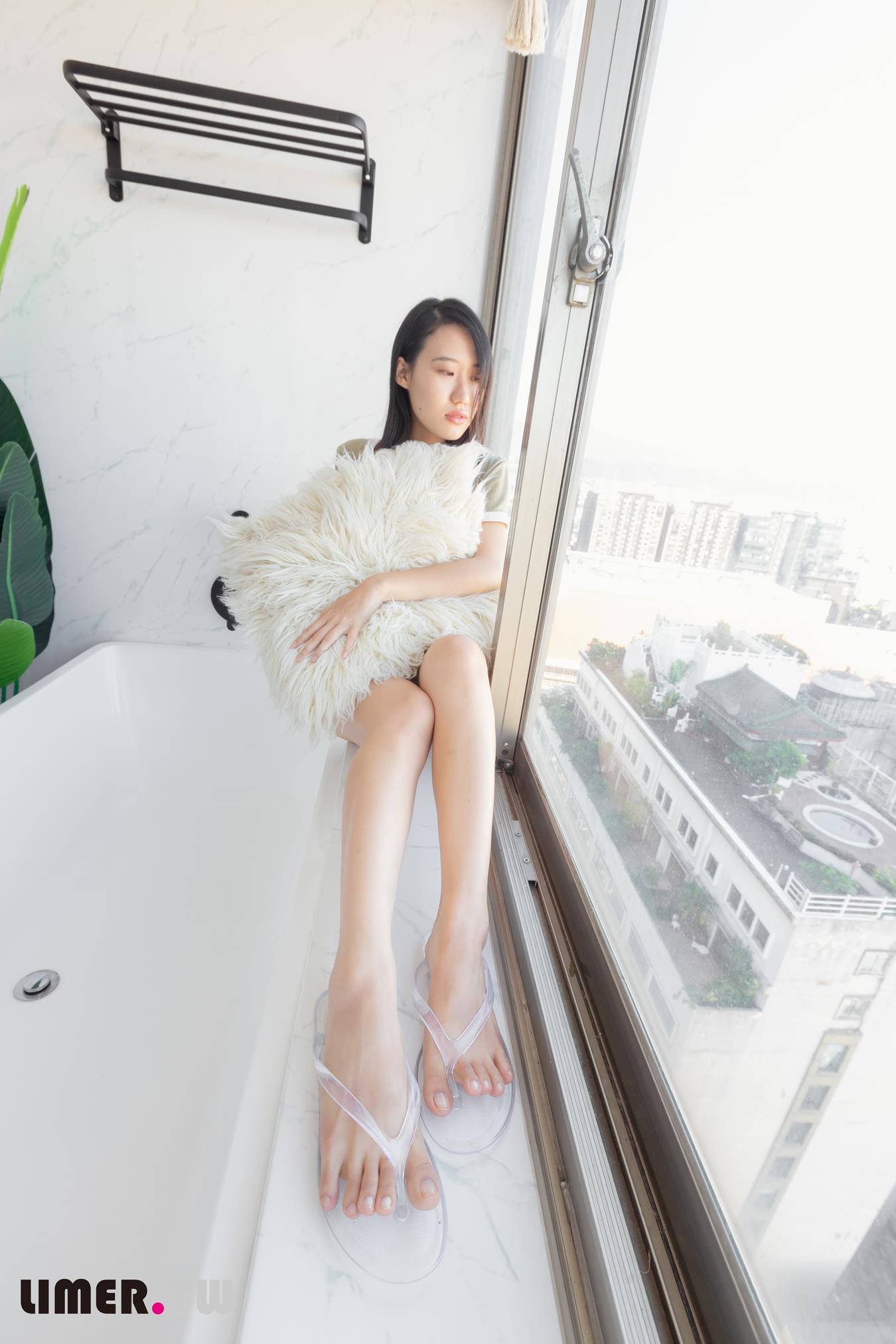 图片[27]-Limerence原创 NO.014 学生素人Sarah裸足首作 (2) [77P] – 速更版-美库