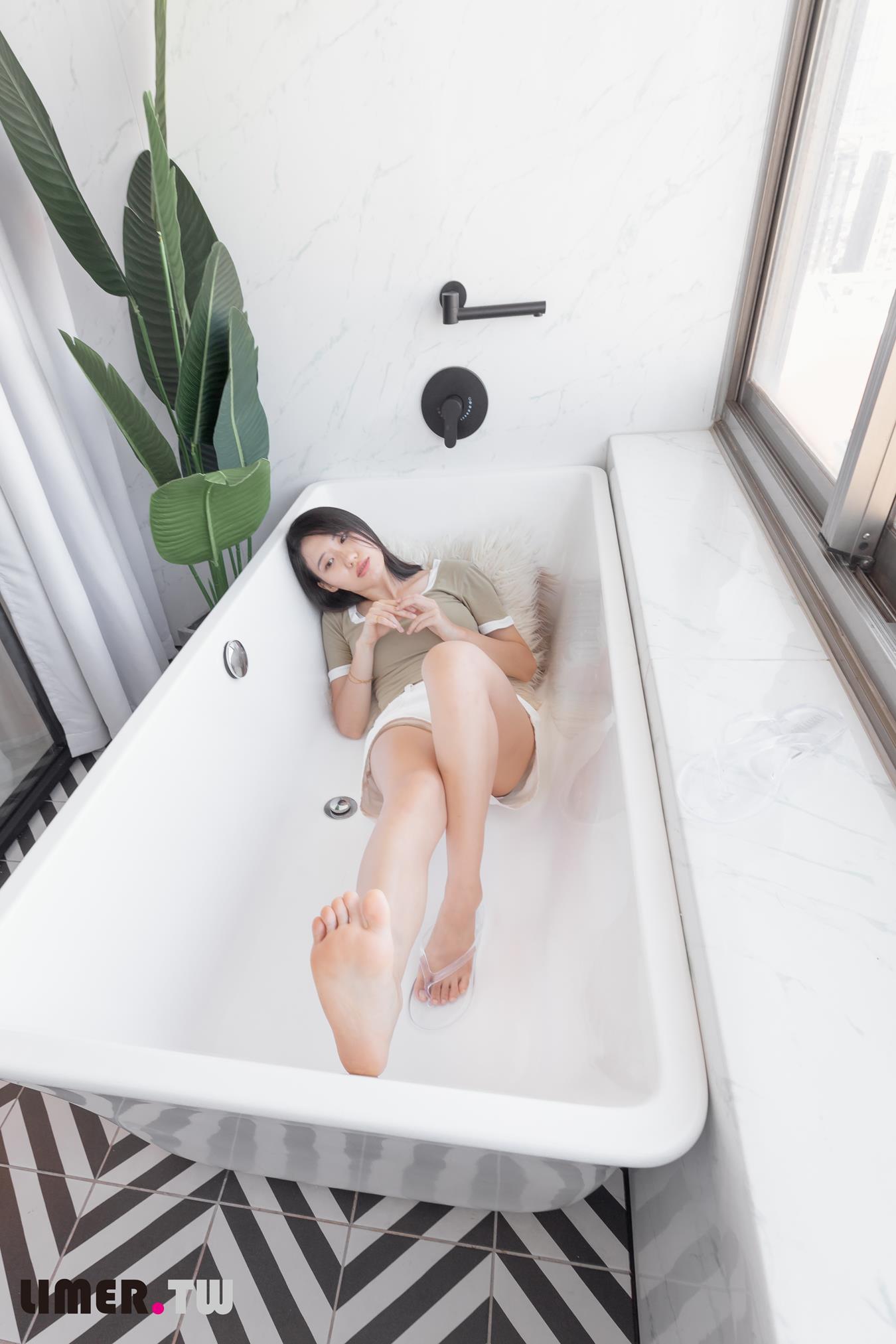 图片[66]-Limerence原创 NO.014 学生素人Sarah裸足首作 (2) [77P] – 速更版-美库