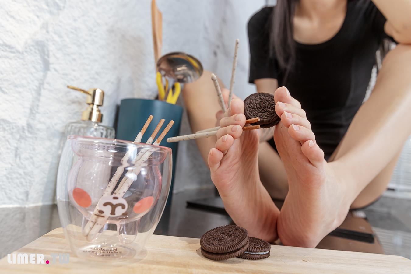 图片[11]-Limerence原创 NO.025 EJ运动短裙 网袜裸足踩oreo喂你吃 (2) [73P] – 速更版-美库