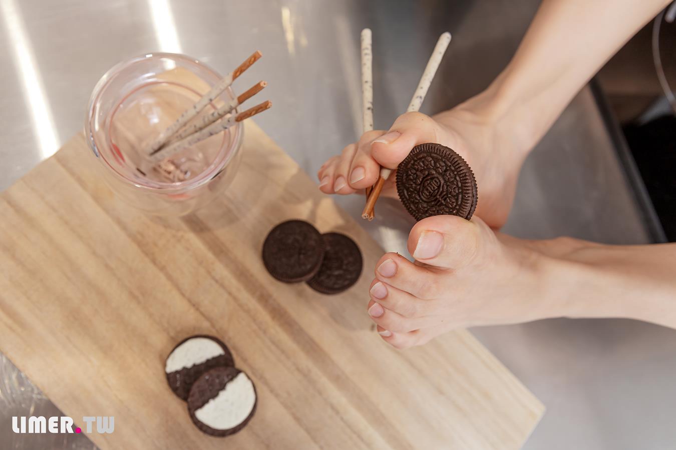 图片[13]-Limerence原创 NO.025 EJ运动短裙 网袜裸足踩oreo喂你吃 (2) [73P] – 速更版-美库