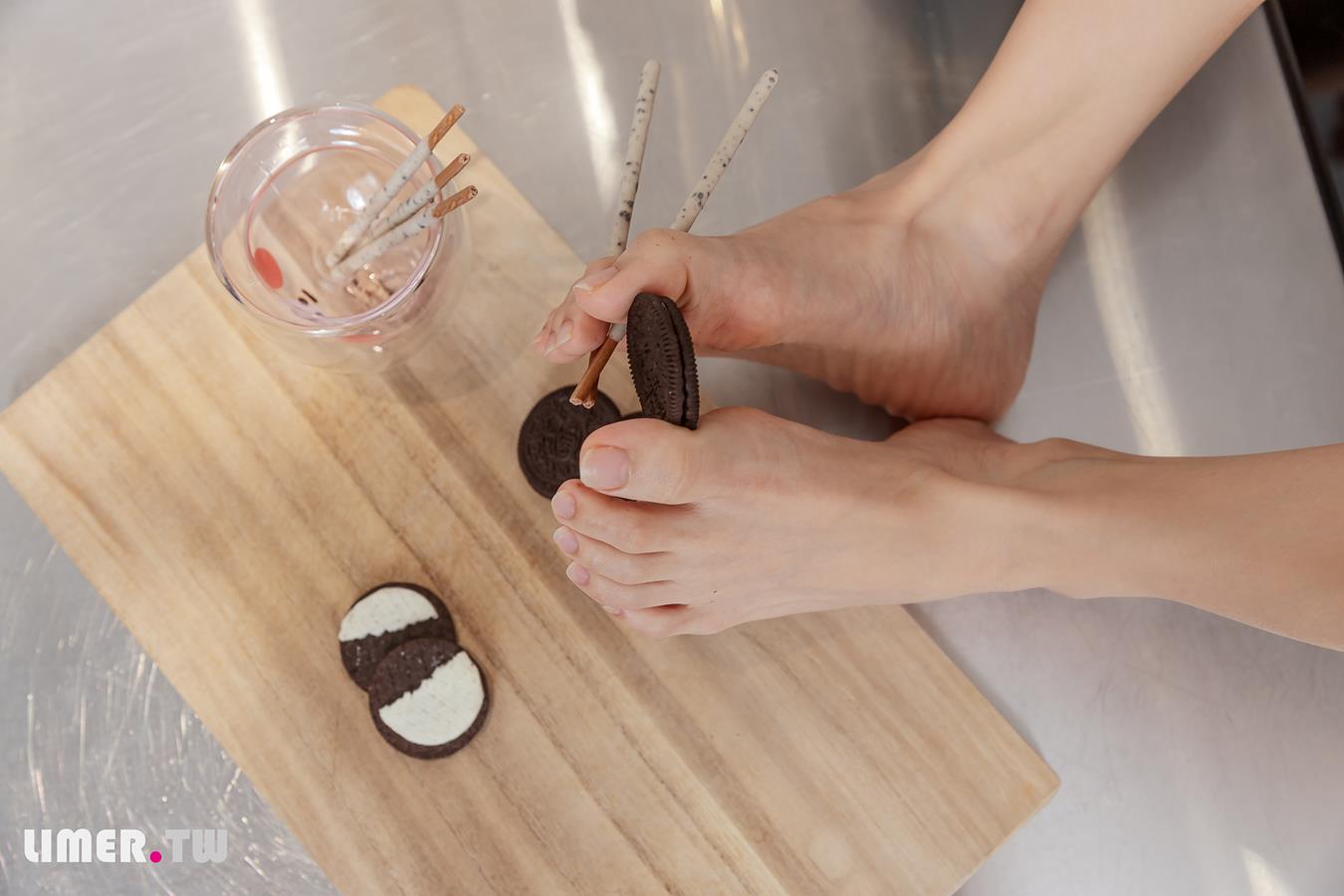 图片[14]-Limerence原创 NO.025 EJ运动短裙 网袜裸足踩oreo喂你吃 (2) [73P] – 速更版-美库