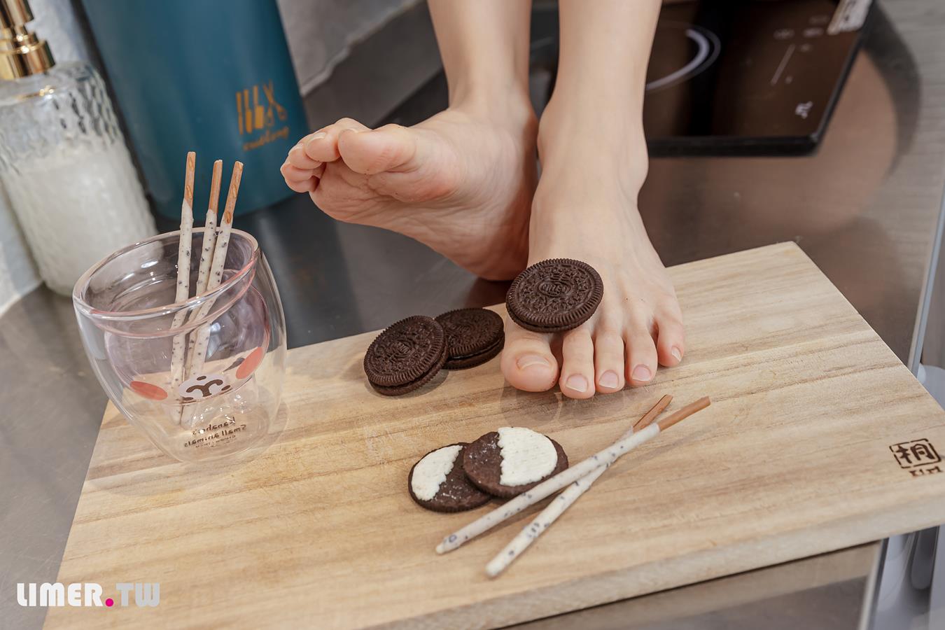 图片[15]-Limerence原创 NO.025 EJ运动短裙 网袜裸足踩oreo喂你吃 (2) [73P] – 速更版-美库