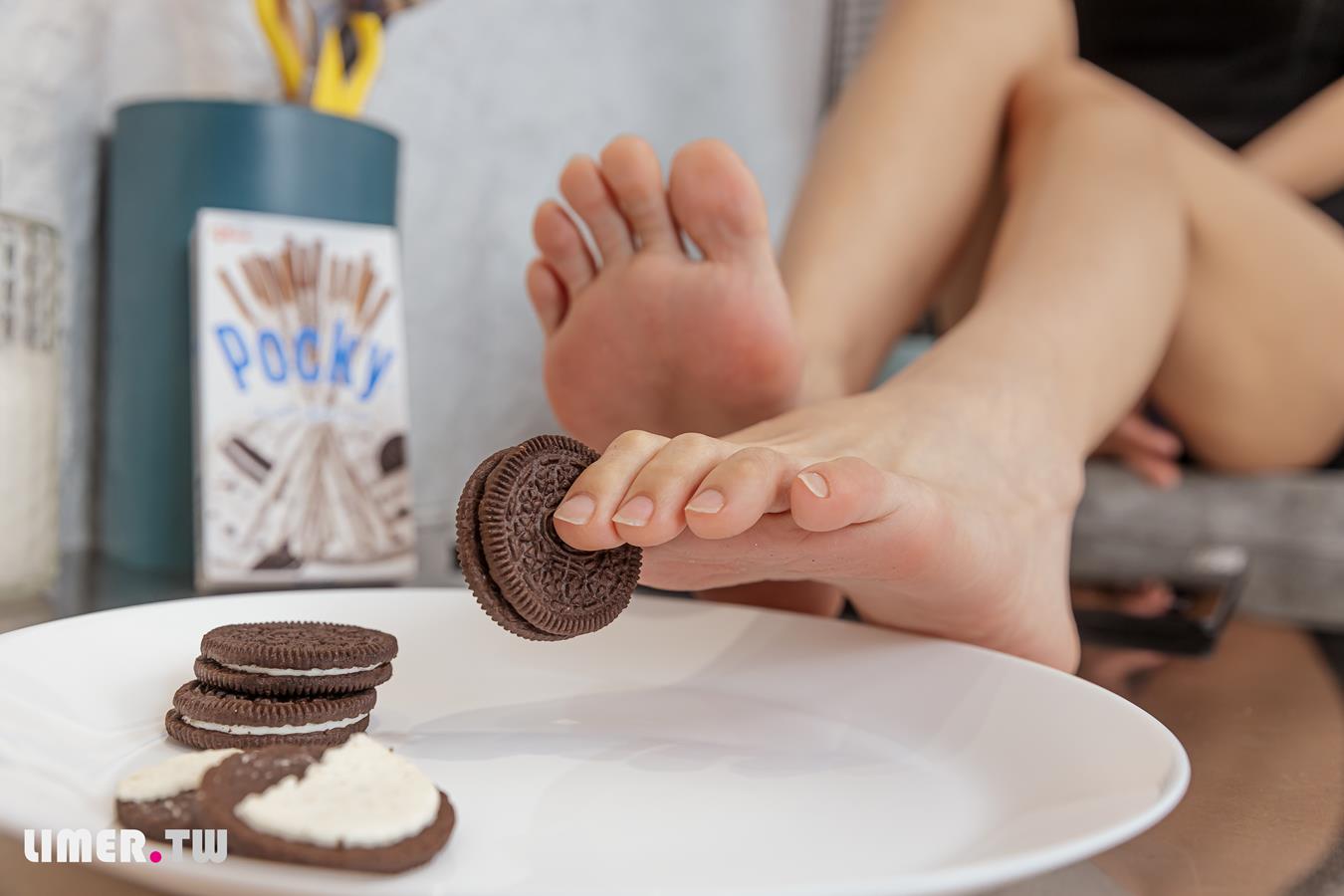 图片[59]-Limerence原创 NO.025 EJ运动短裙 网袜裸足踩oreo喂你吃 (1) [76P] – 速更版-美库