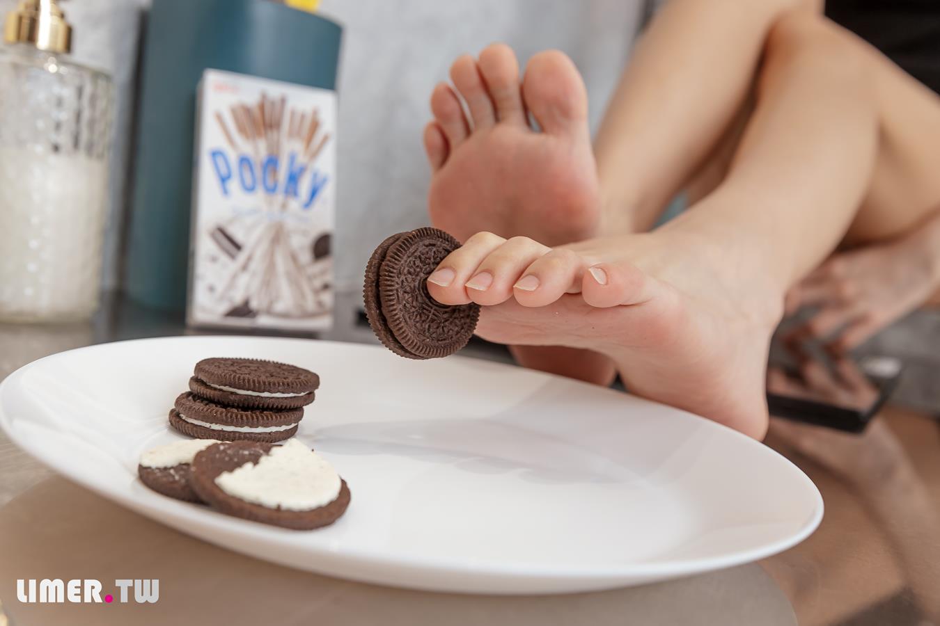 图片[60]-Limerence原创 NO.025 EJ运动短裙 网袜裸足踩oreo喂你吃 (1) [76P] – 速更版-美库