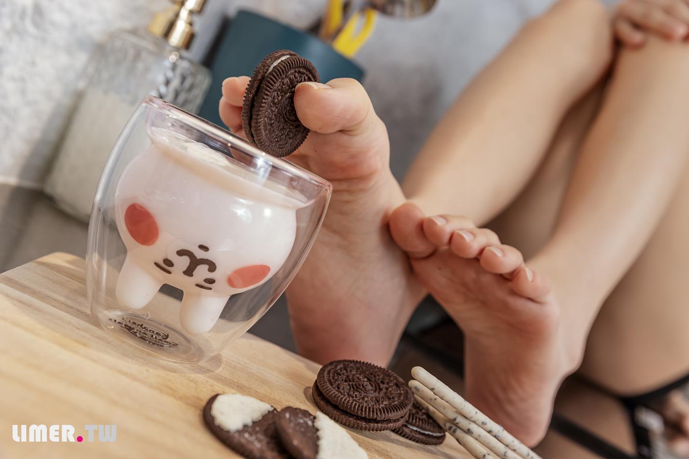 图片[23]-Limerence原创 NO.025 EJ运动短裙 网袜裸足踩oreo喂你吃 (2) [73P] – 速更版-美库