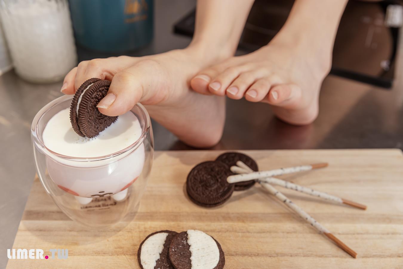 图片[24]-Limerence原创 NO.025 EJ运动短裙 网袜裸足踩oreo喂你吃 (2) [73P] – 速更版-美库