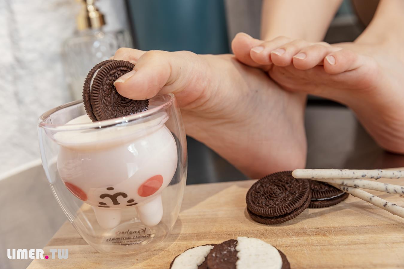 图片[26]-Limerence原创 NO.025 EJ运动短裙 网袜裸足踩oreo喂你吃 (2) [73P] – 速更版-美库