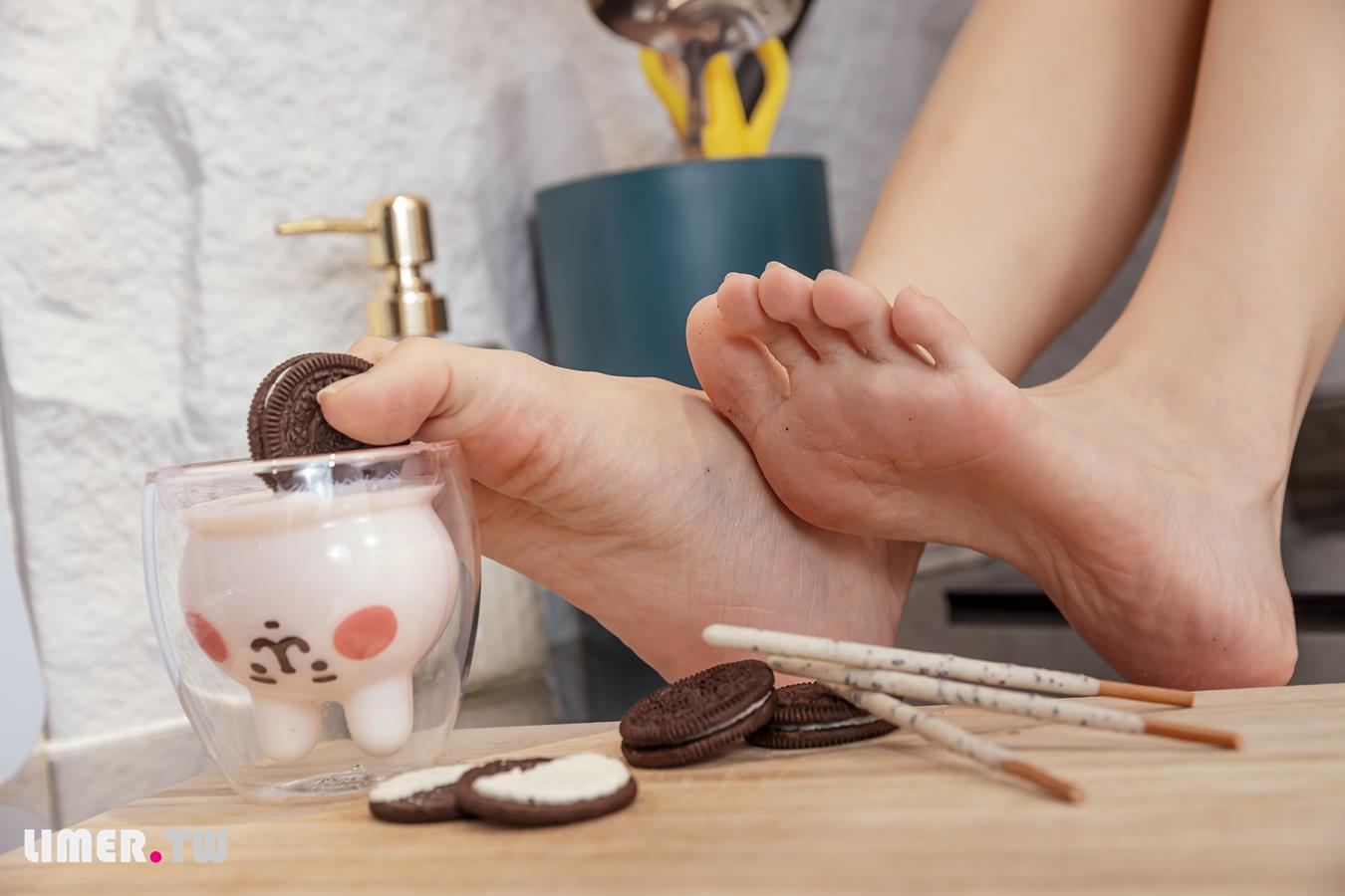 图片[27]-Limerence原创 NO.025 EJ运动短裙 网袜裸足踩oreo喂你吃 (2) [73P] – 速更版-美库