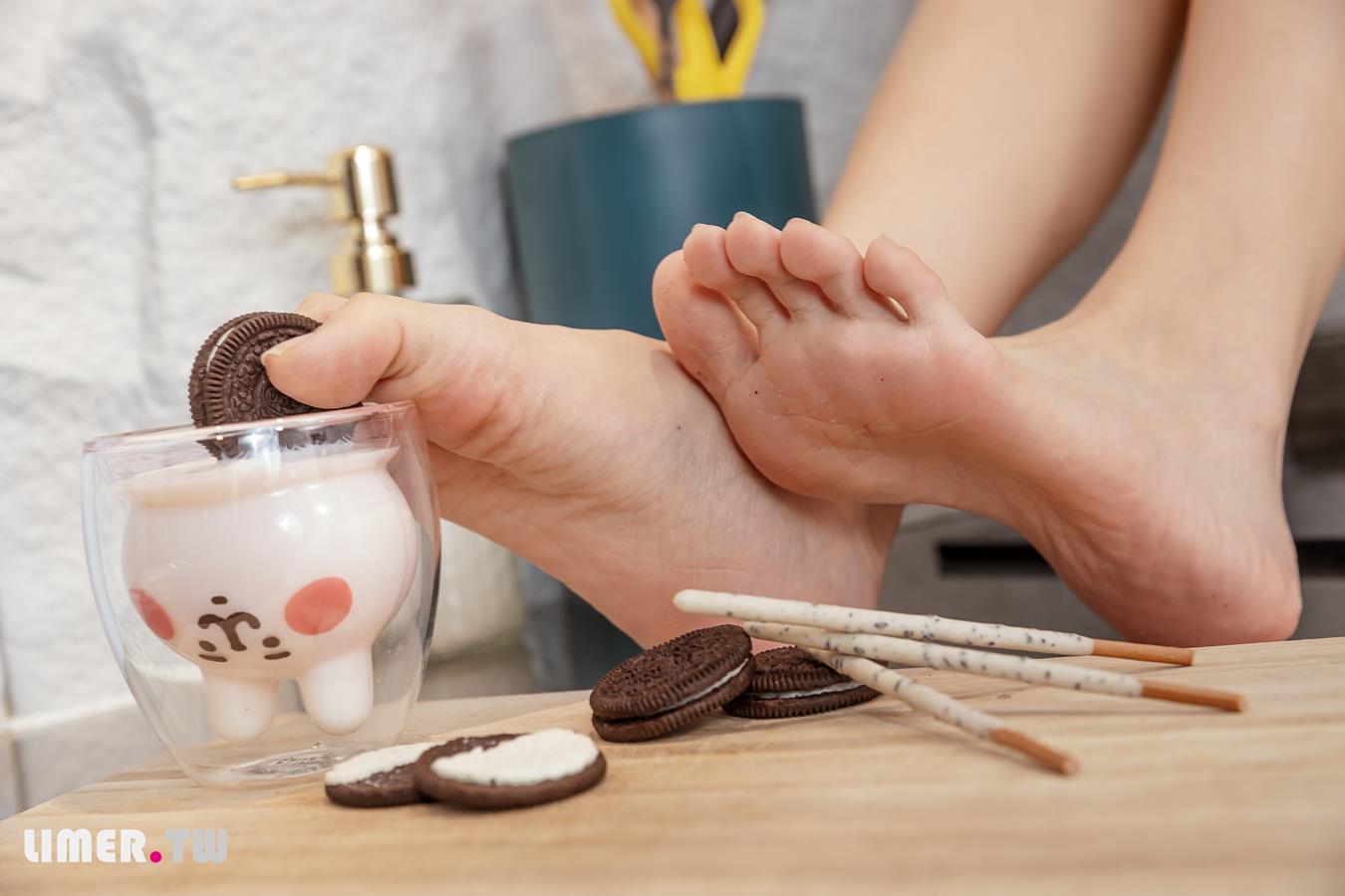 图片[28]-Limerence原创 NO.025 EJ运动短裙 网袜裸足踩oreo喂你吃 (2) [73P] – 速更版-美库