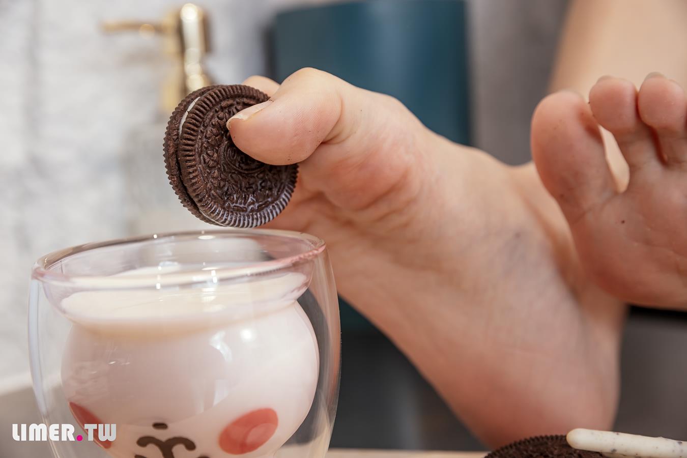 图片[29]-Limerence原创 NO.025 EJ运动短裙 网袜裸足踩oreo喂你吃 (2) [73P] – 速更版-美库