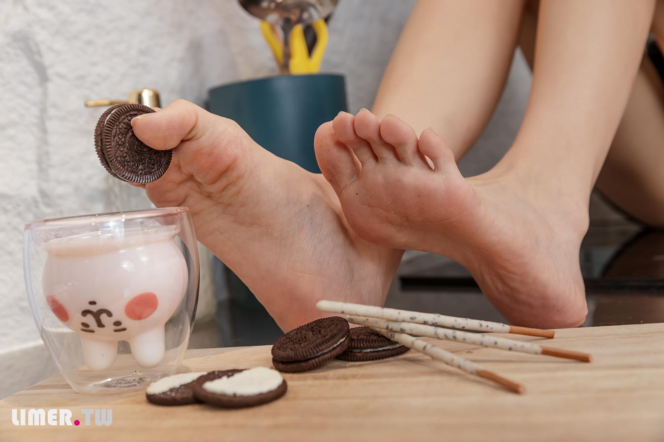 图片[30]-Limerence原创 NO.025 EJ运动短裙 网袜裸足踩oreo喂你吃 (2) [73P] – 速更版-美库