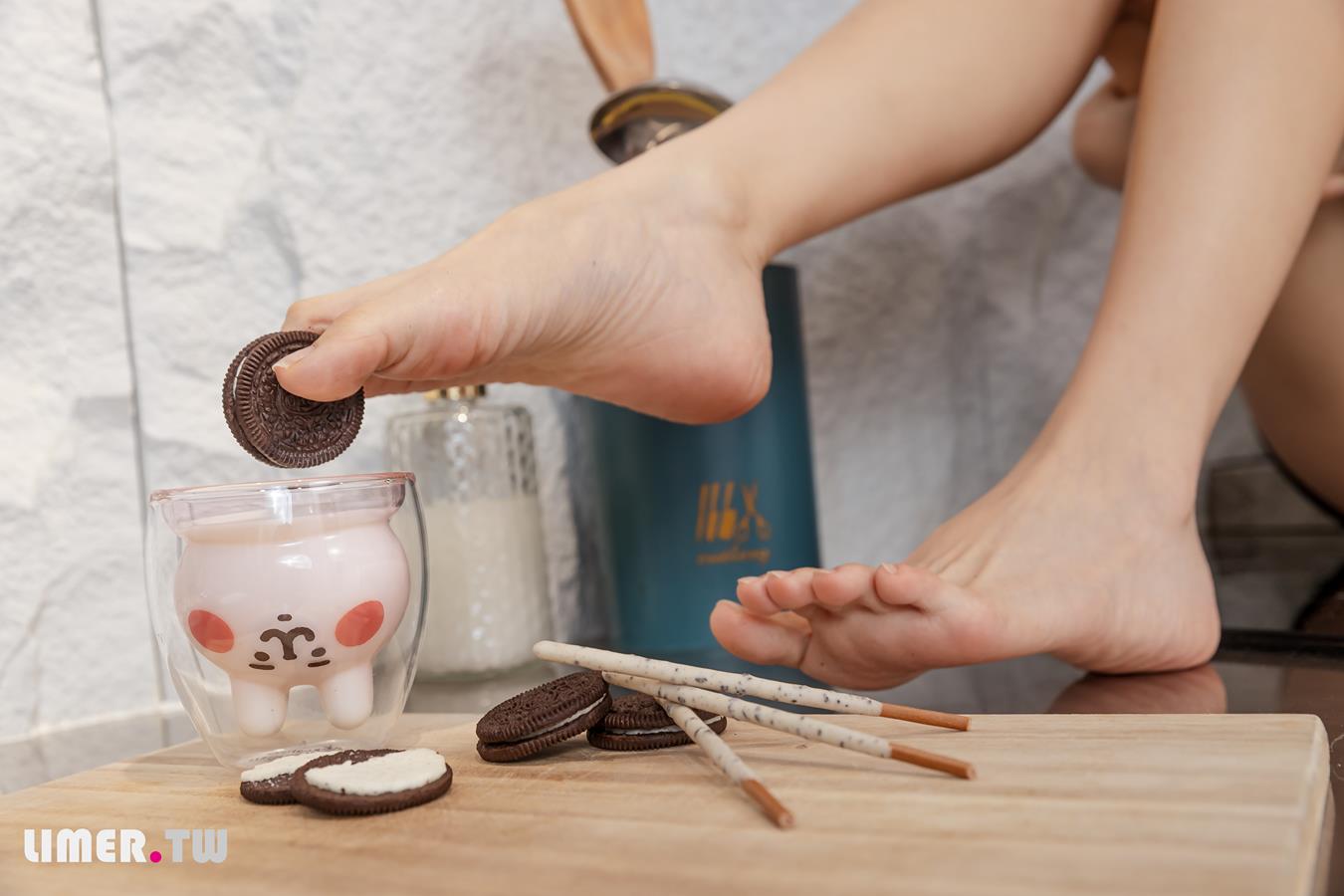 图片[32]-Limerence原创 NO.025 EJ运动短裙 网袜裸足踩oreo喂你吃 (2) [73P] – 速更版-美库