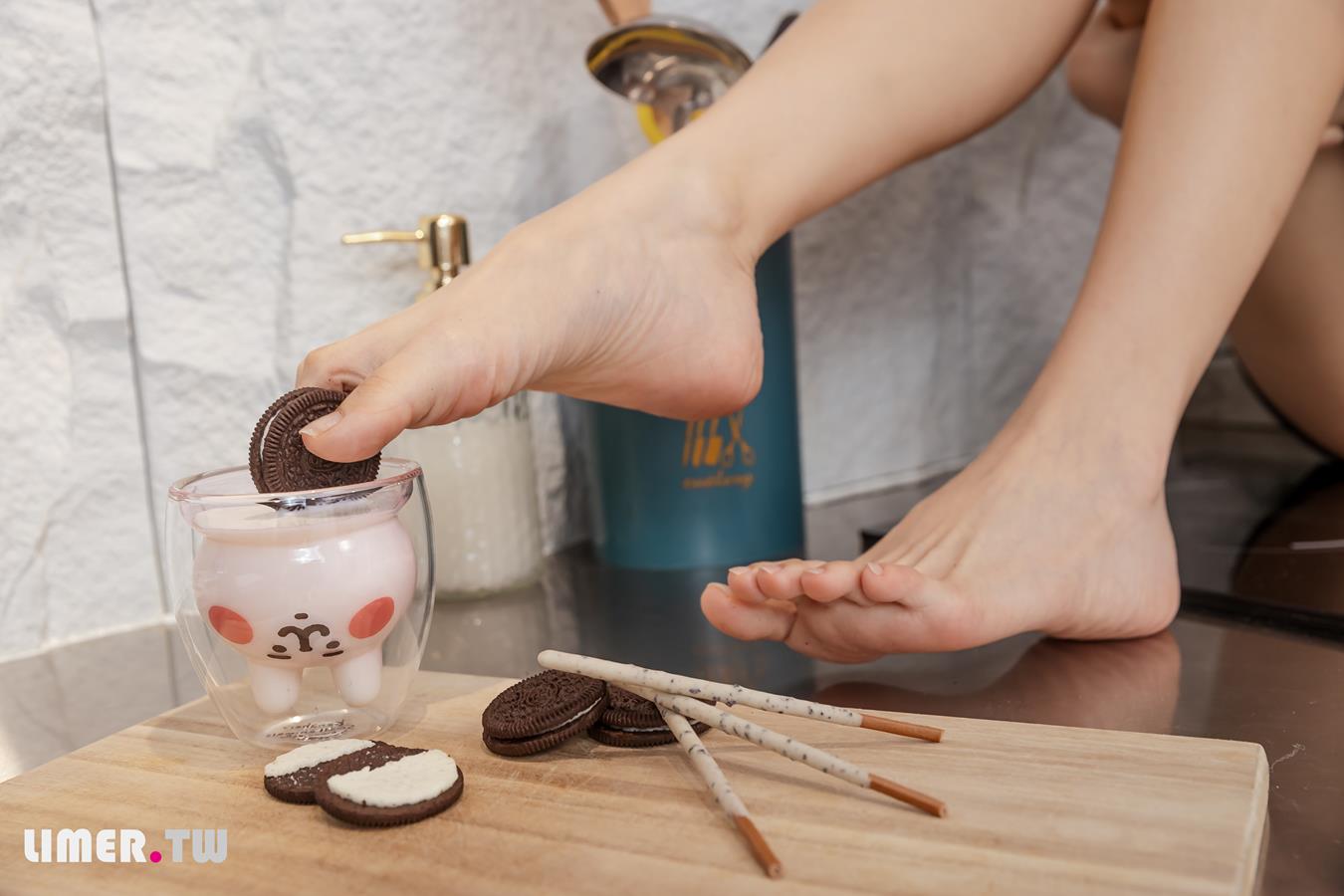 图片[33]-Limerence原创 NO.025 EJ运动短裙 网袜裸足踩oreo喂你吃 (2) [73P] – 速更版-美库