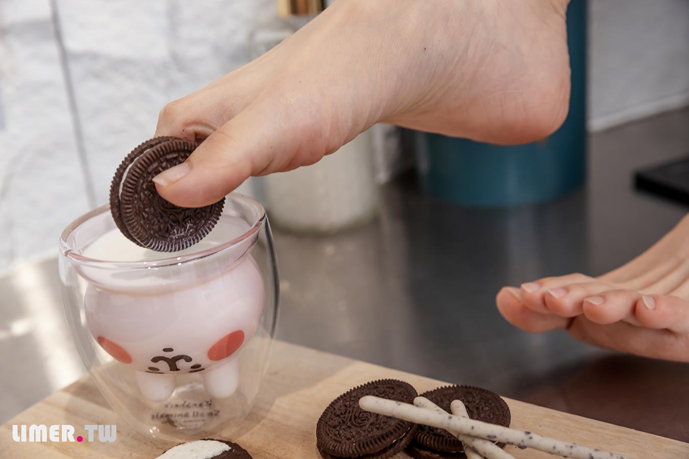 图片[34]-Limerence原创 NO.025 EJ运动短裙 网袜裸足踩oreo喂你吃 (2) [73P] – 速更版-美库