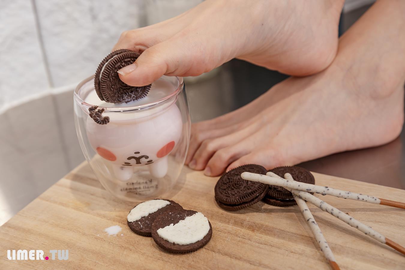 图片[35]-Limerence原创 NO.025 EJ运动短裙 网袜裸足踩oreo喂你吃 (2) [73P] – 速更版-美库