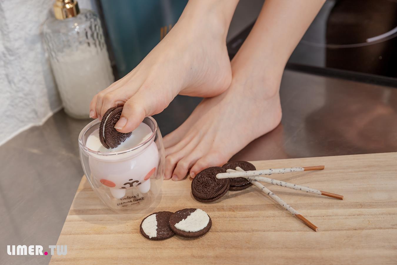 图片[36]-Limerence原创 NO.025 EJ运动短裙 网袜裸足踩oreo喂你吃 (2) [73P] – 速更版-美库